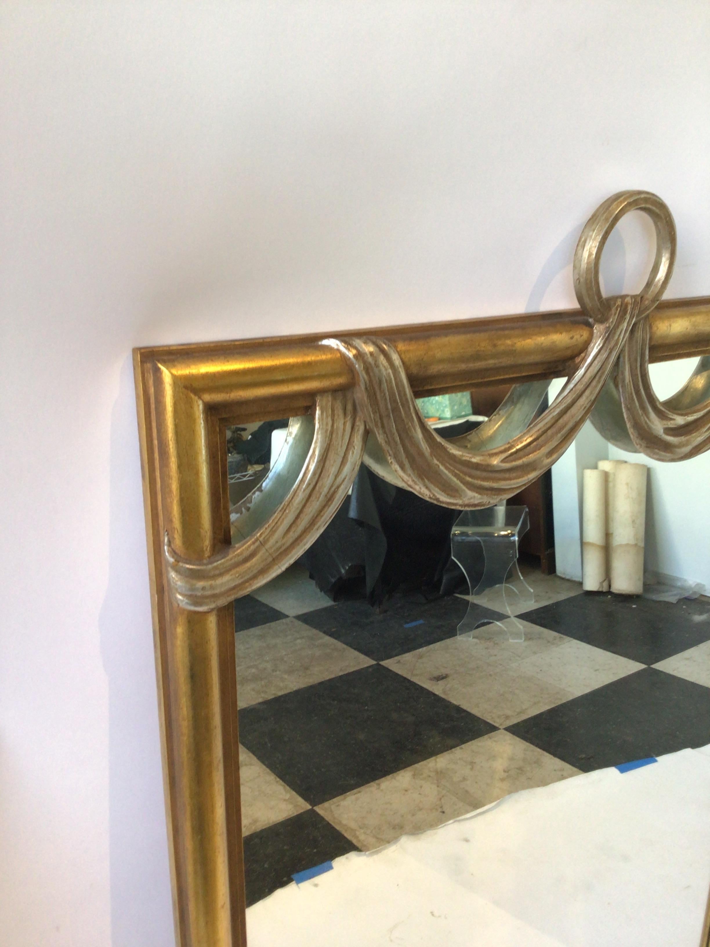 Miroir italien des années 1960 en bois sculpté et doré avec tissu drapé en vente 2