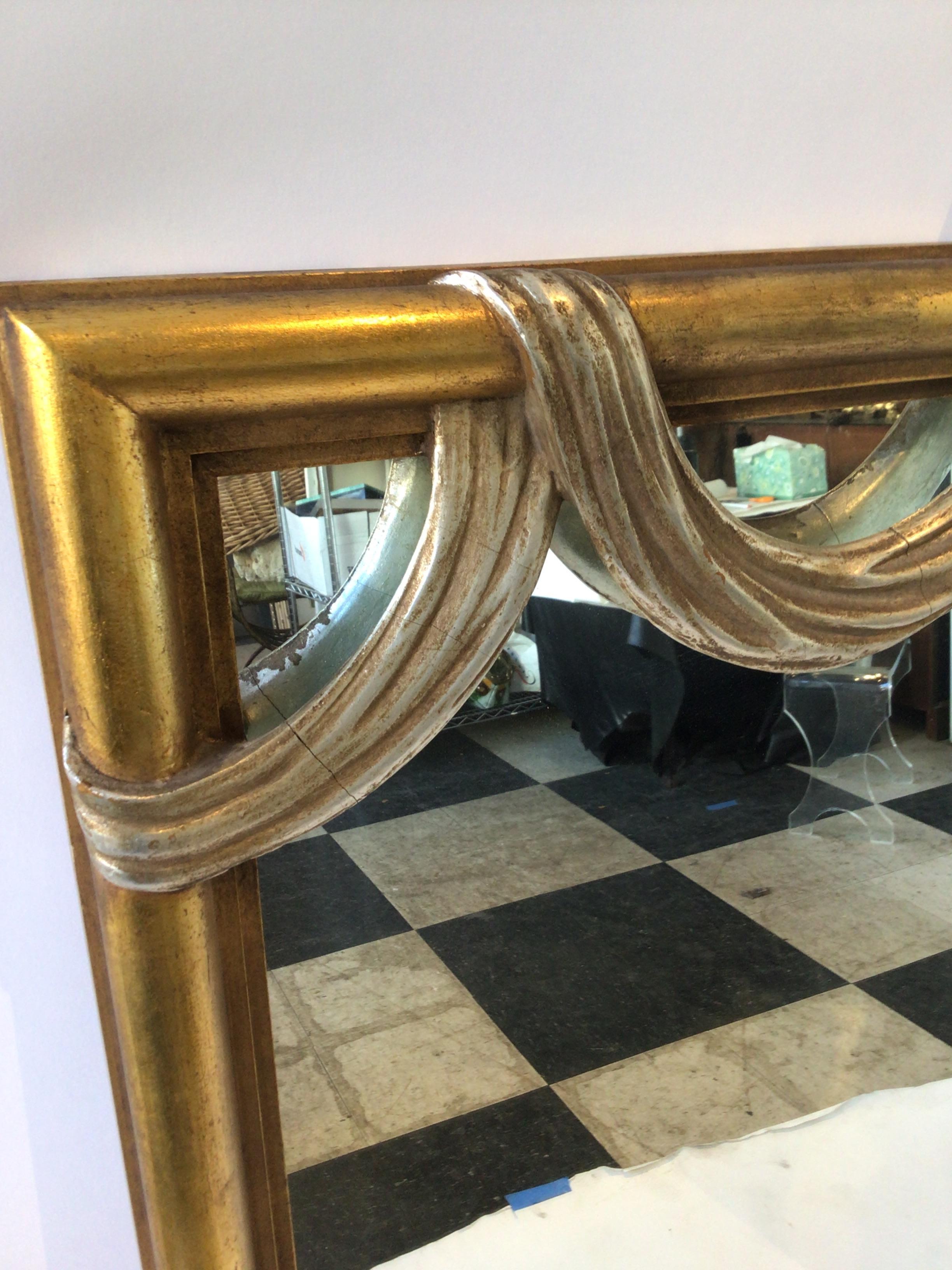 Miroir italien des années 1960 en bois sculpté et doré avec tissu drapé en vente 3