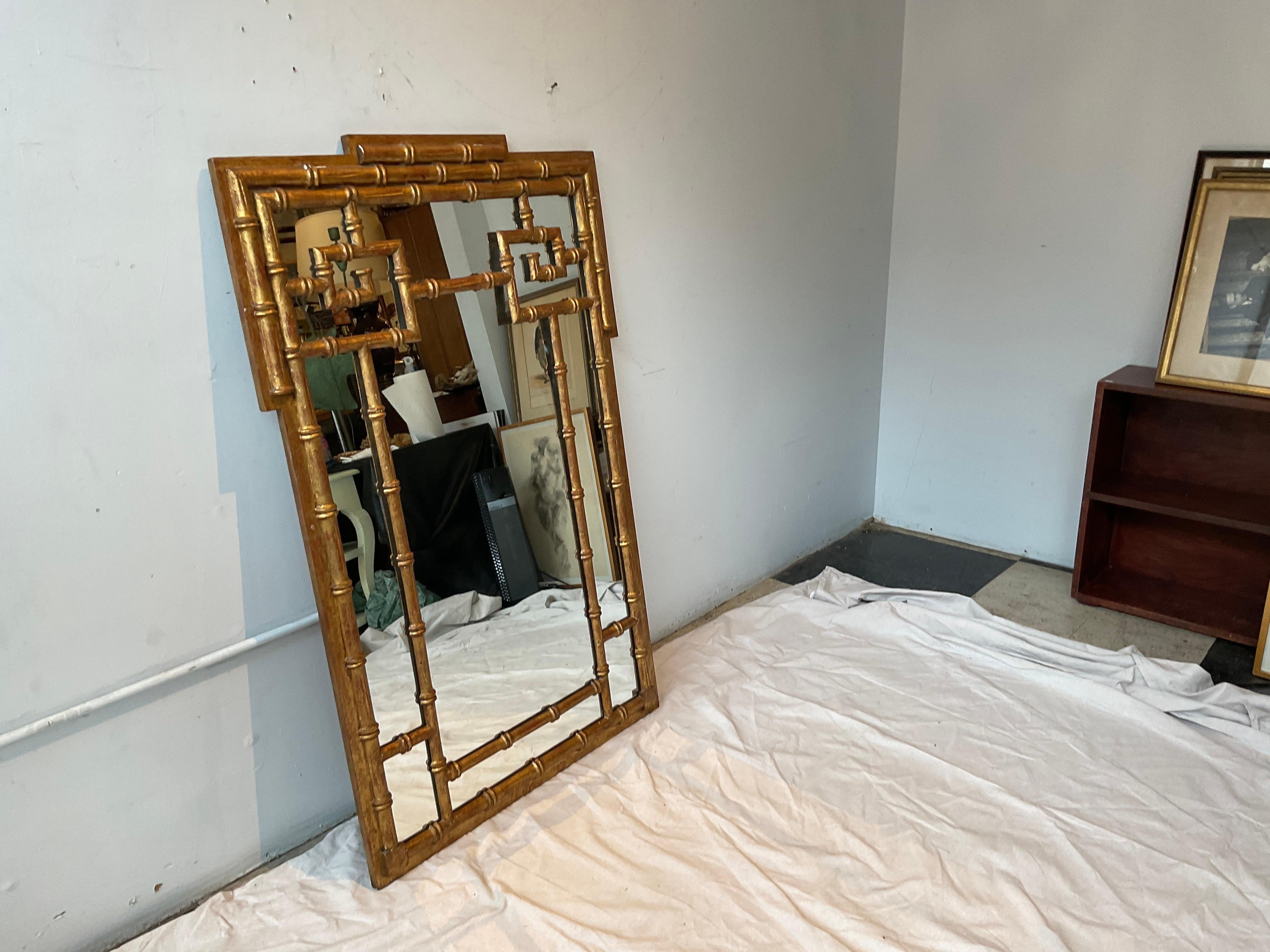 1960er Jahre Handgeschnitzter Spiegel aus vergoldetem Holz mit griechischem Schlüssel, hergestellt in Italien. Einige Vergoldungen fehlen.