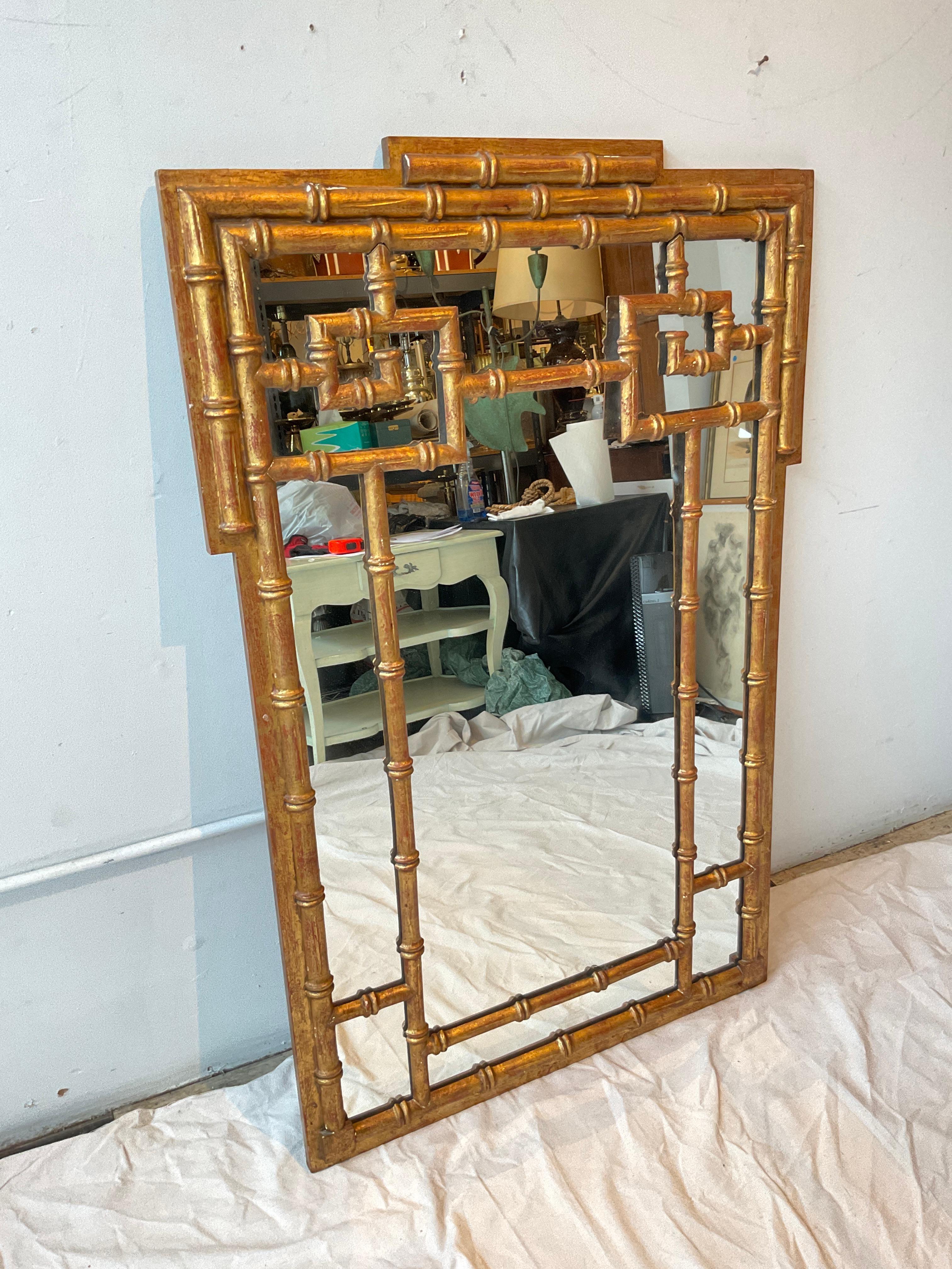 1960's Italian Carved Gilt Wood Greek Key Mirror (Miroir à clé grecque en bois sculpté et doré) Bon état - En vente à Tarrytown, NY