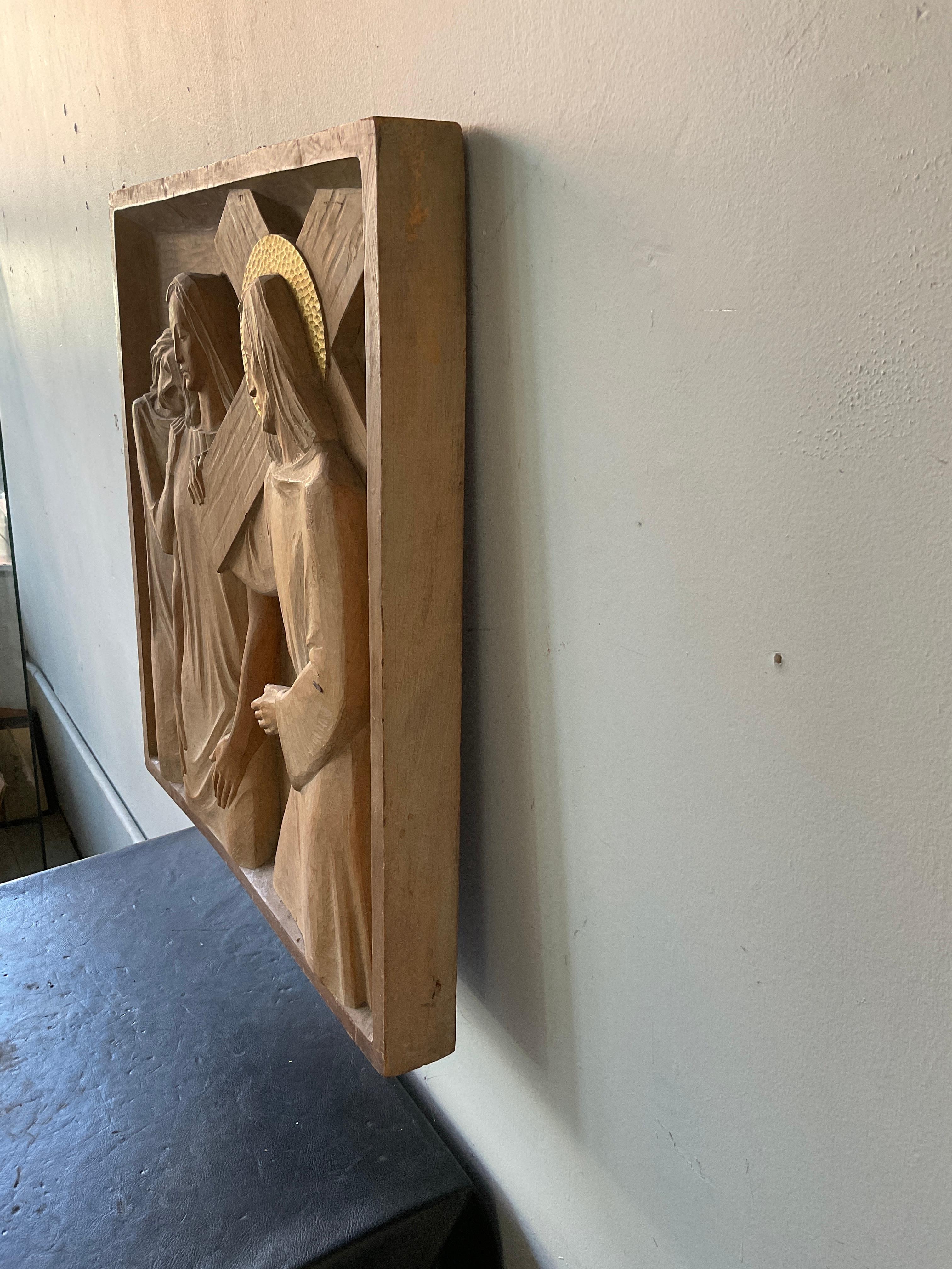 Metà XX secolo Targa di Gesù in legno intagliato italiano del 1960 in vendita