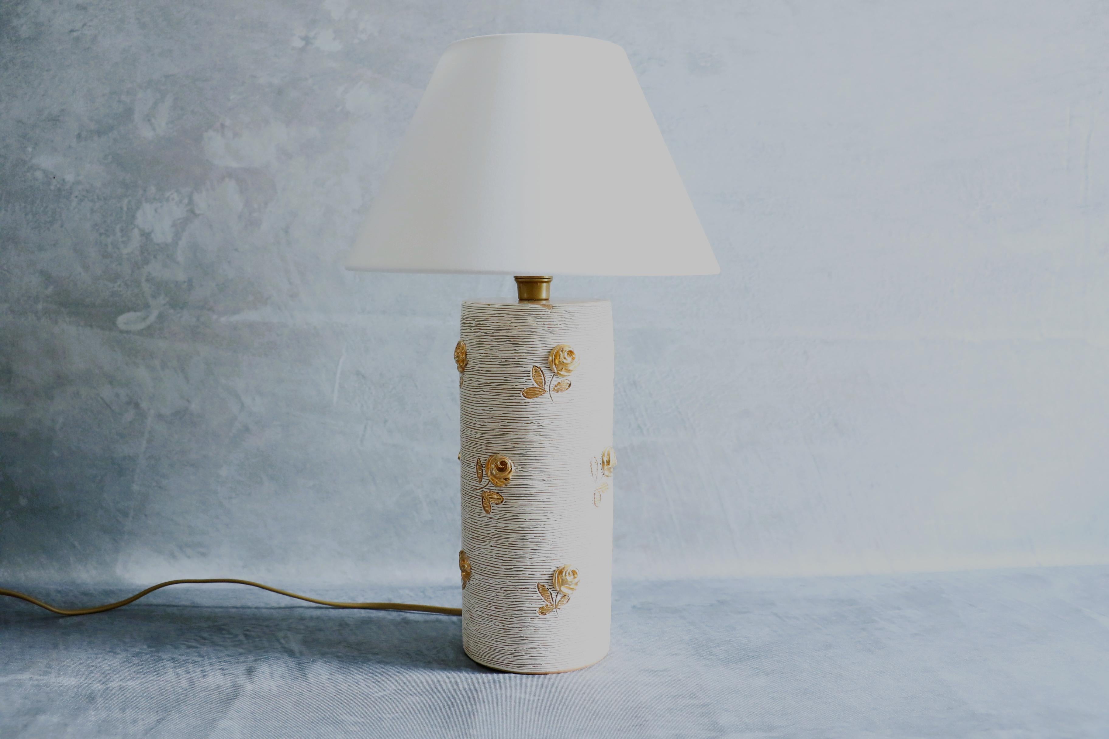 Lampada da tavolo in ceramica italiana del 1960 di Romacrea, Roma

Realizzata negli anni '60 da Romacrea, un illustre atelier di ceramica con sede a Roma, questa affascinante lampada da tavolo presenta una base cilindrica in ceramica ornata da