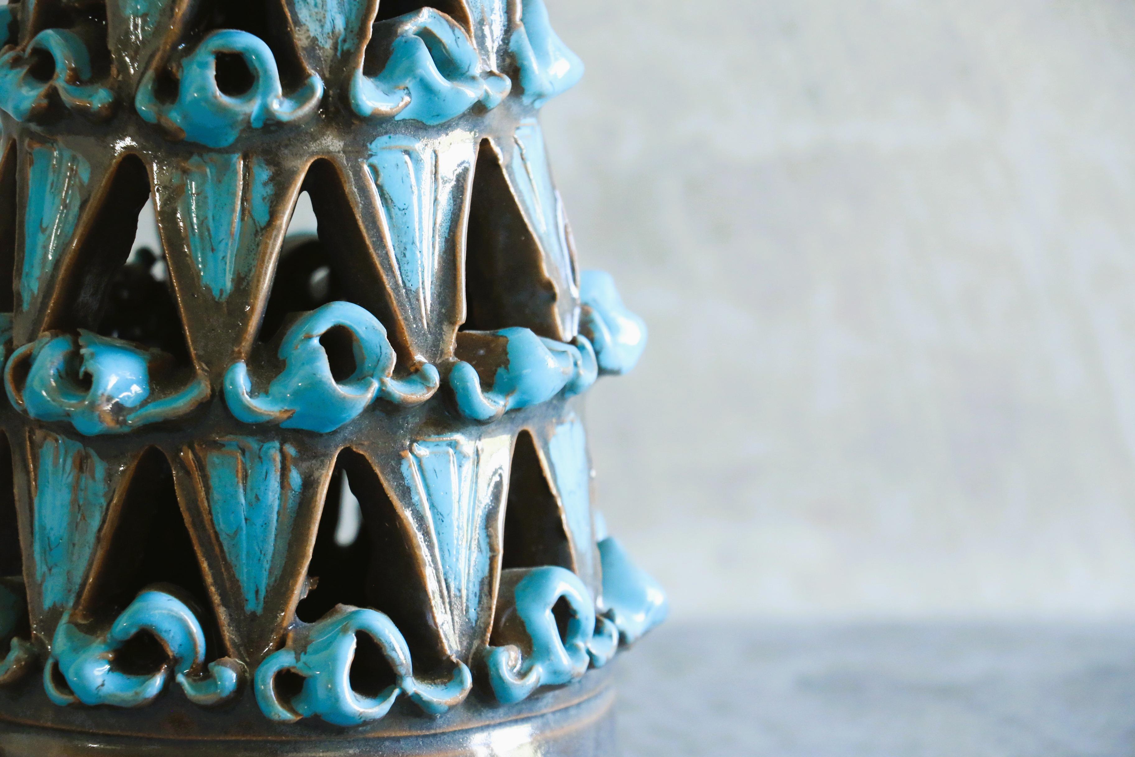 Lampada da tavolo in ceramica italiana del 1960 di Romacrea, Roma

Questa straordinaria lampada da tavolo è stata realizzata negli anni '60 da Romacrea, un importante studio di ceramiche con sede a Roma. La sua base conica unica nel suo genere