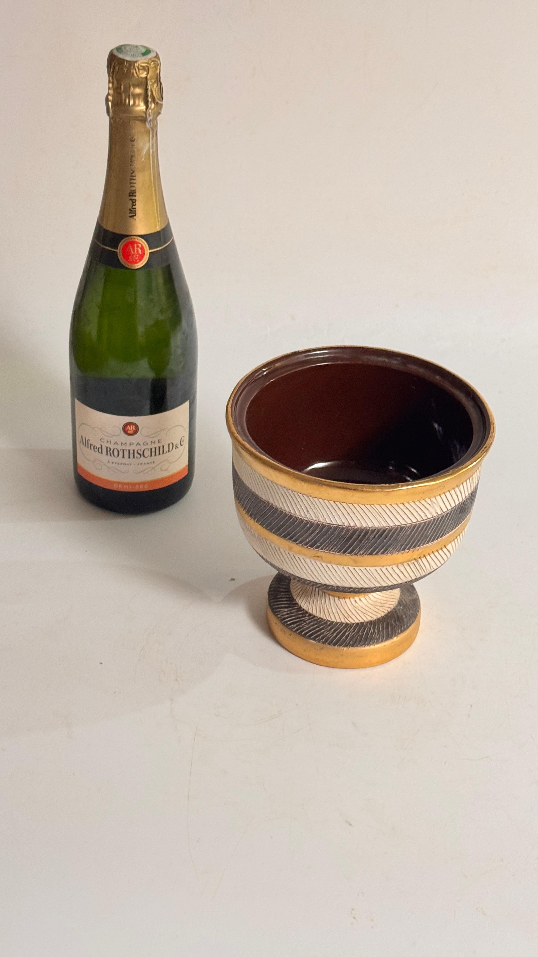 Vide-Poche italien en céramique des années 1960 - Design géométrique jaune, blanc et noir

Description :
Cet élégant vide-poches italien à trépied en céramique date des années 1960 et présente un motif géométrique frappant en jaune, blanc et noir.