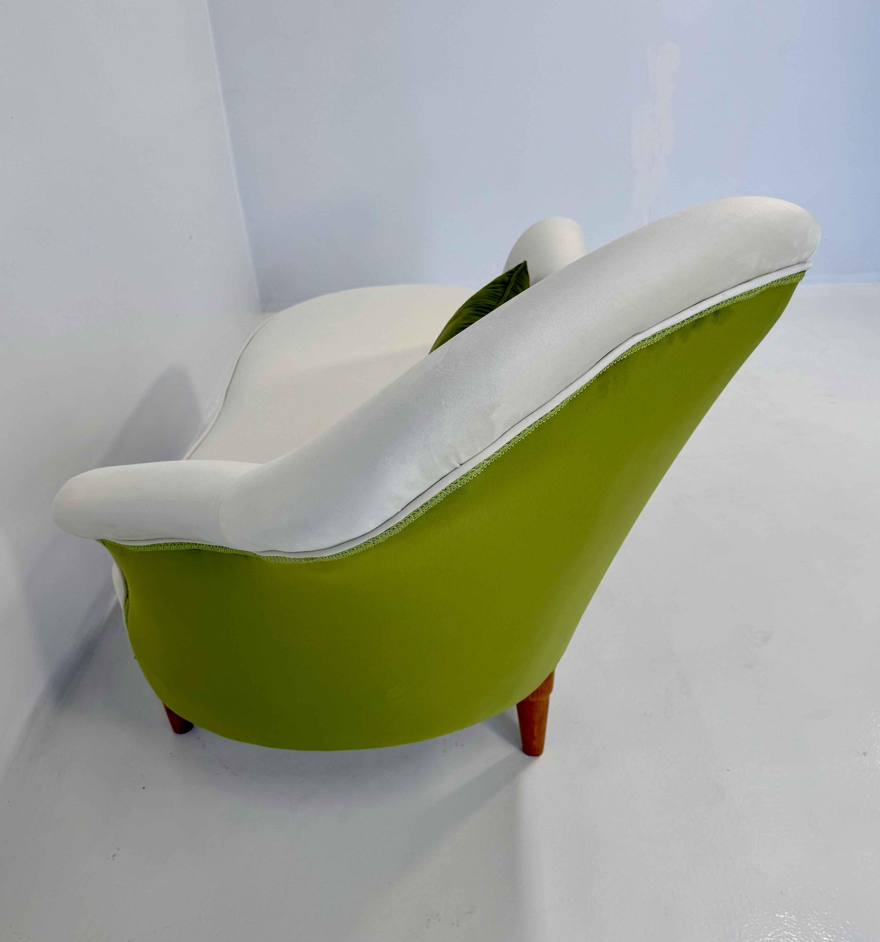 Chaise longue italienne des années 1960 en bois de cerisier et velours en trois couleurs en vente 4