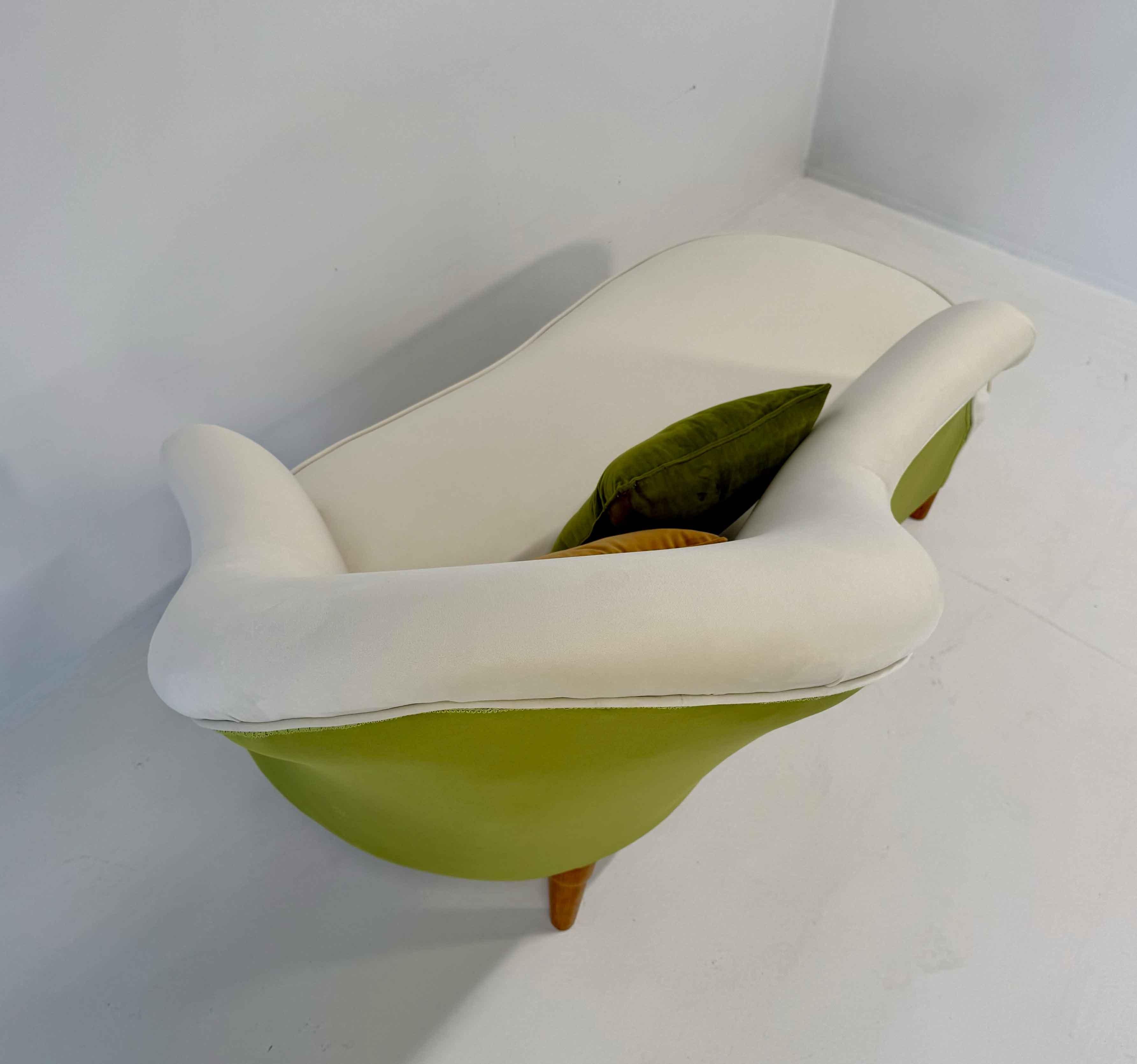 Chaise longue italienne des années 1960 en bois de cerisier et velours en trois couleurs en vente 5