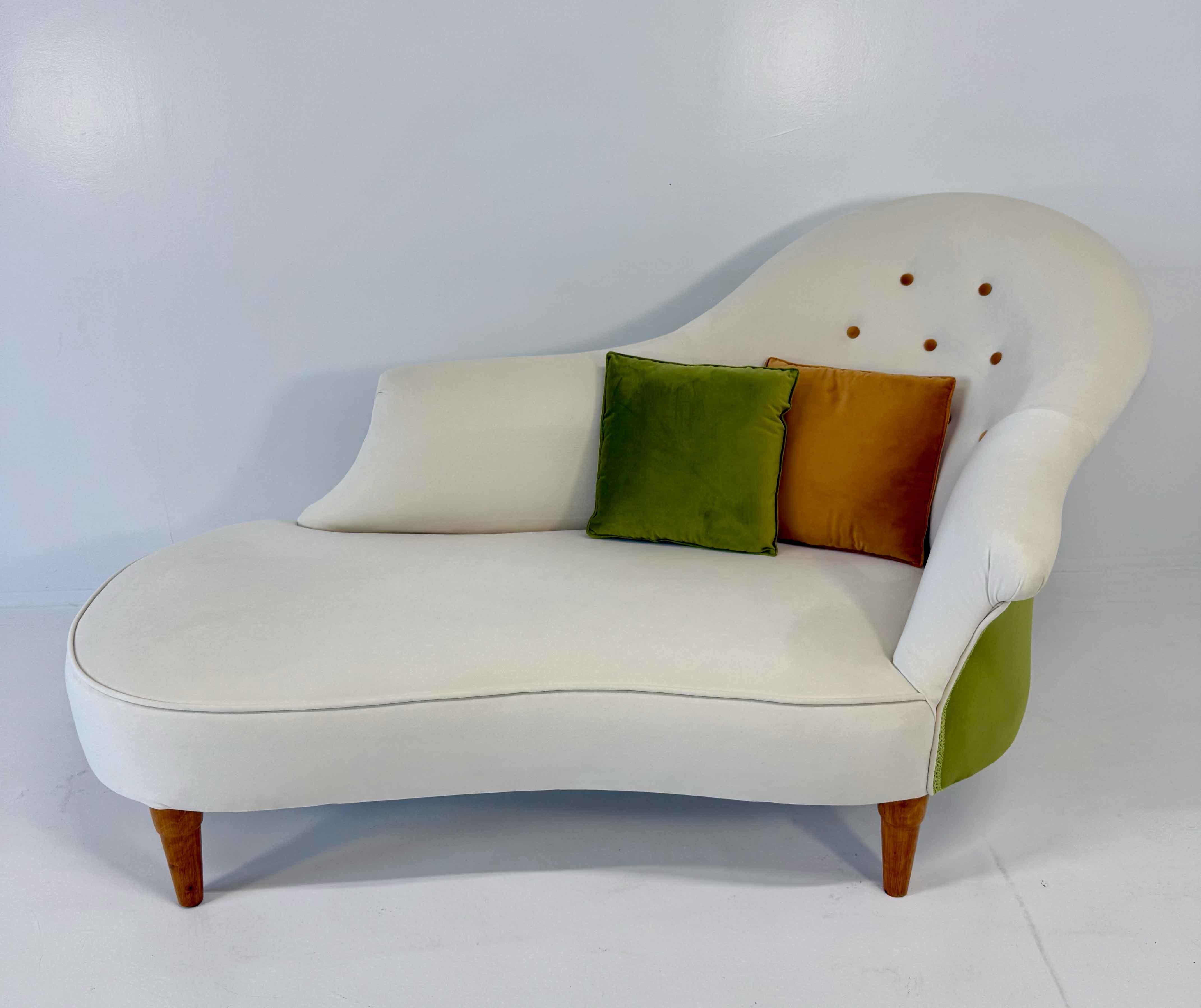 Elégante chaise longue italienne des années 1960, entièrement recouverte de velours fin dans les tons vert, camel et ivoire. La silhouette courbée et accueillante est mise en valeur par la combinaison de couleurs raffinée, tandis que l'avant du