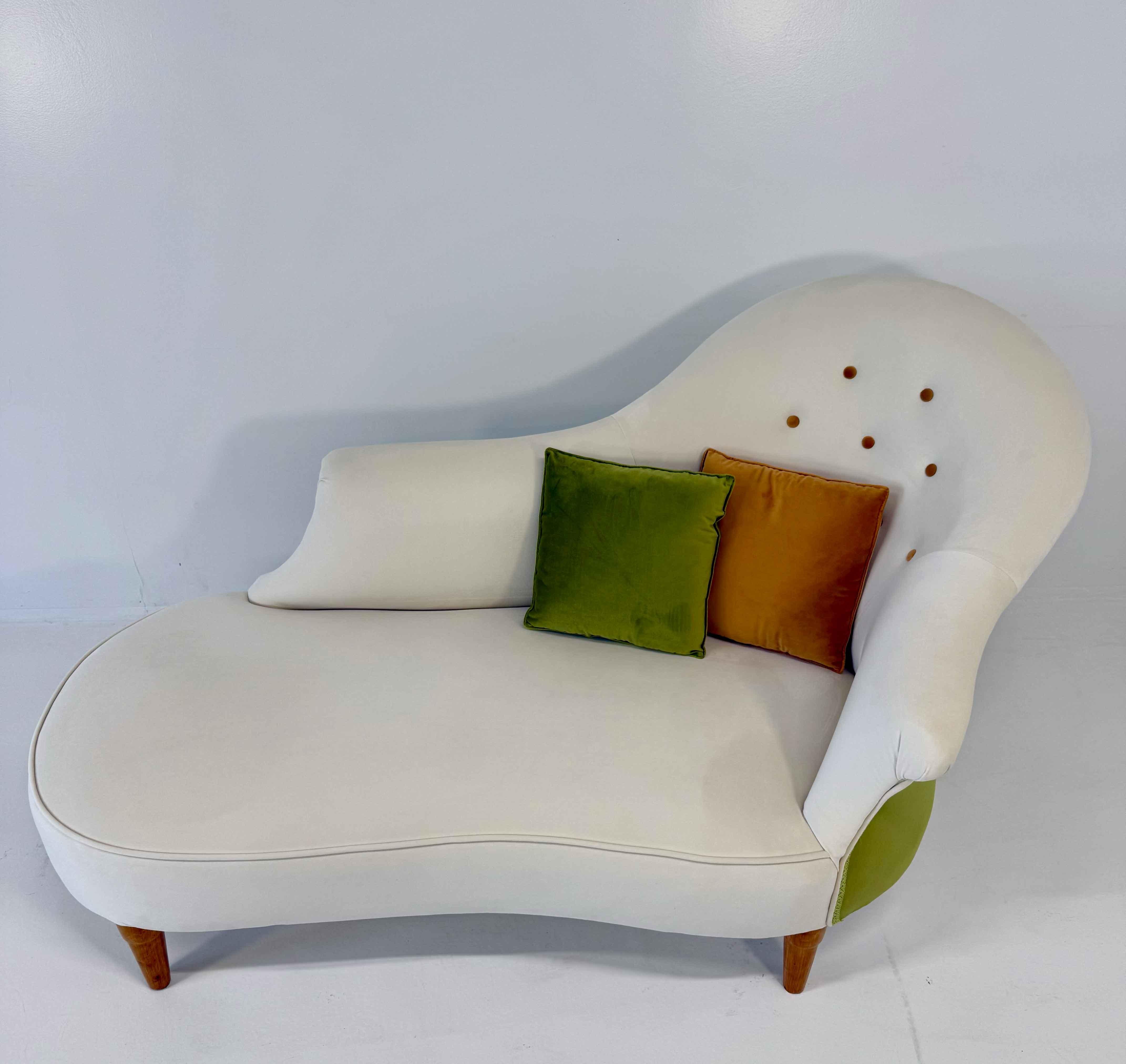 Art déco Chaise longue italienne des années 1960 en bois de cerisier et velours en trois couleurs en vente