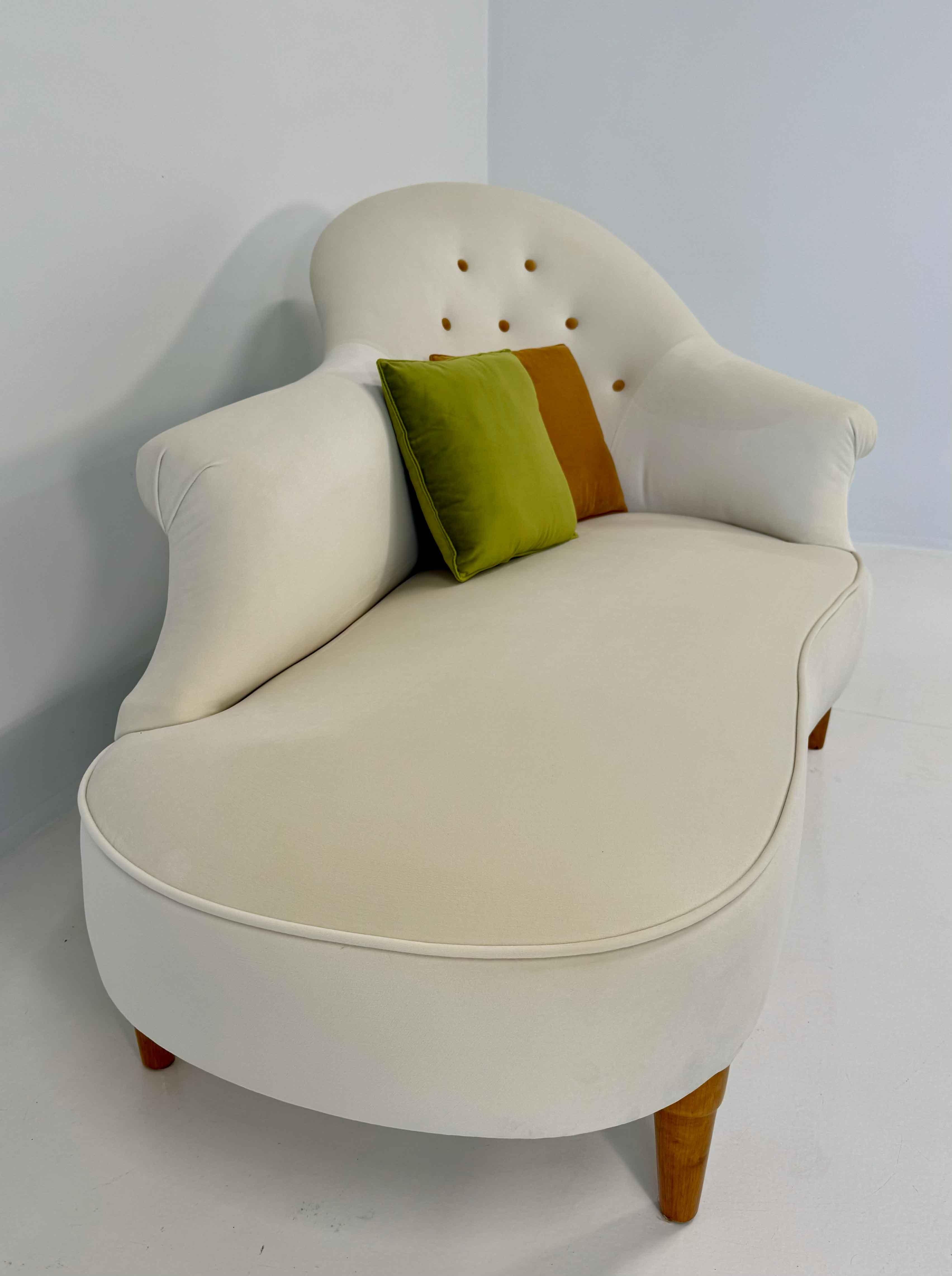 Milieu du XXe siècle Chaise longue italienne des années 1960 en bois de cerisier et velours en trois couleurs en vente