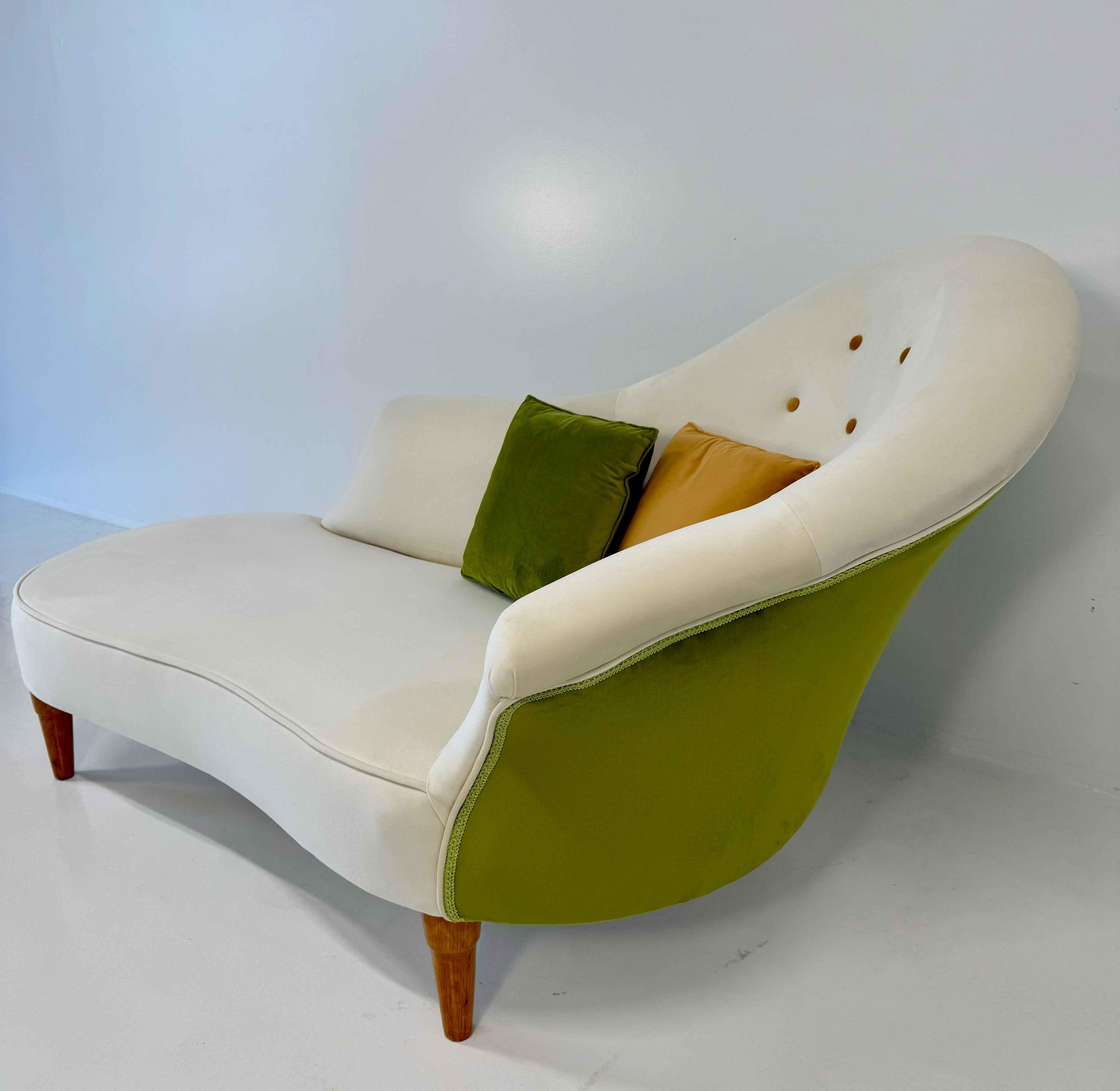 Velours Chaise longue italienne des années 1960 en bois de cerisier et velours en trois couleurs en vente