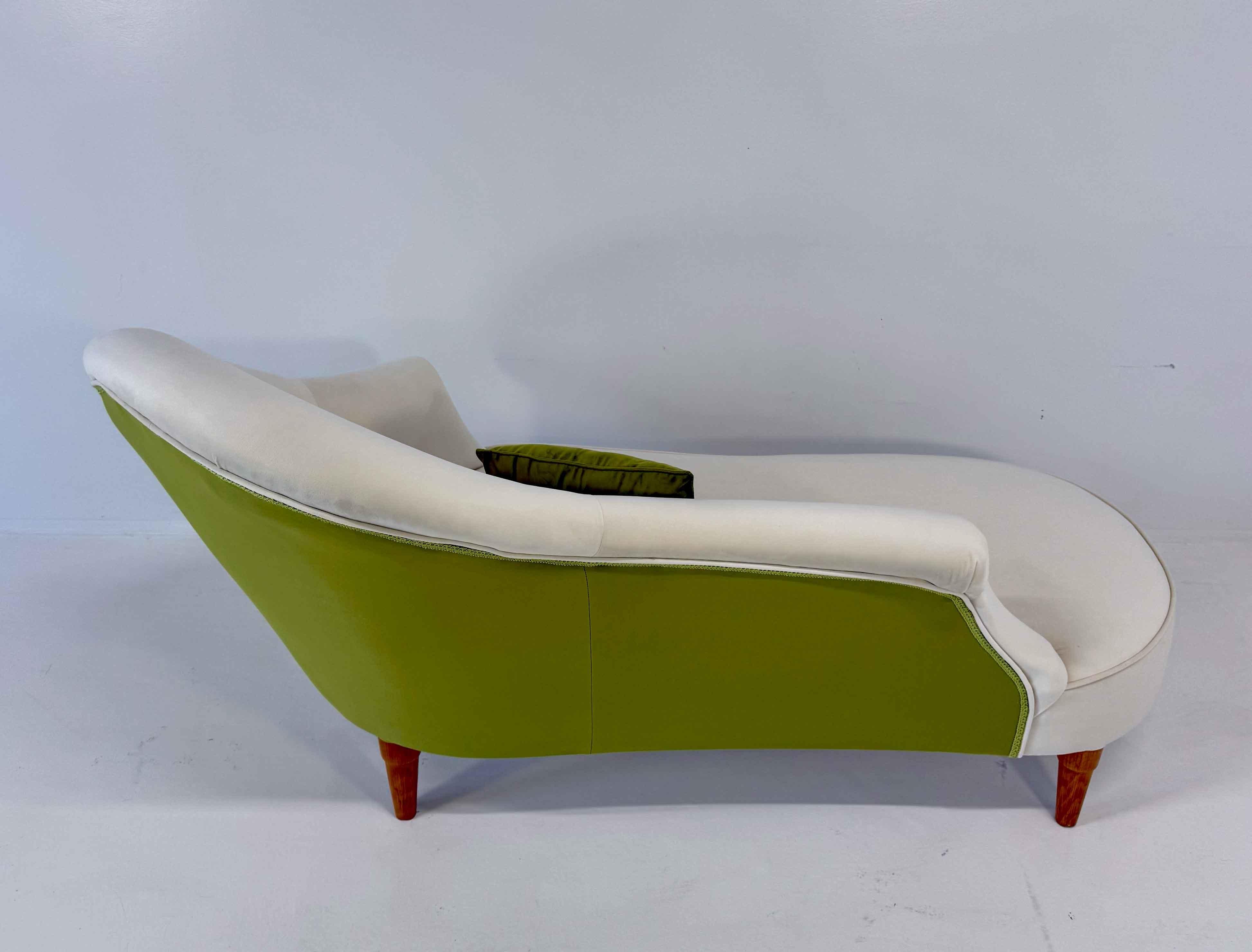 Chaise longue italienne des années 1960 en bois de cerisier et velours en trois couleurs en vente 3
