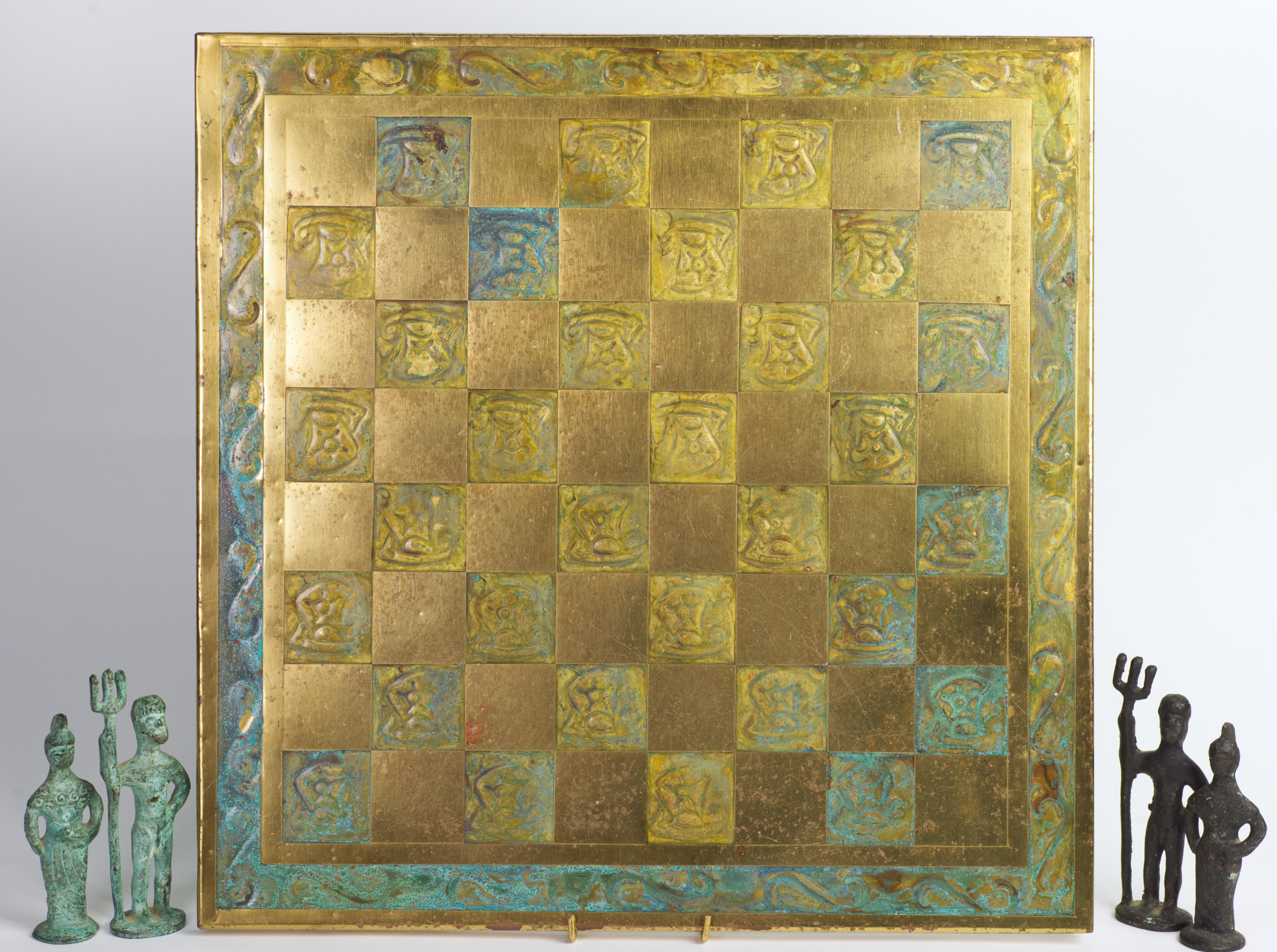 Italienisches Schachspiel aus den 1960er Jahren aus patinierter Bronze. im Angebot 6