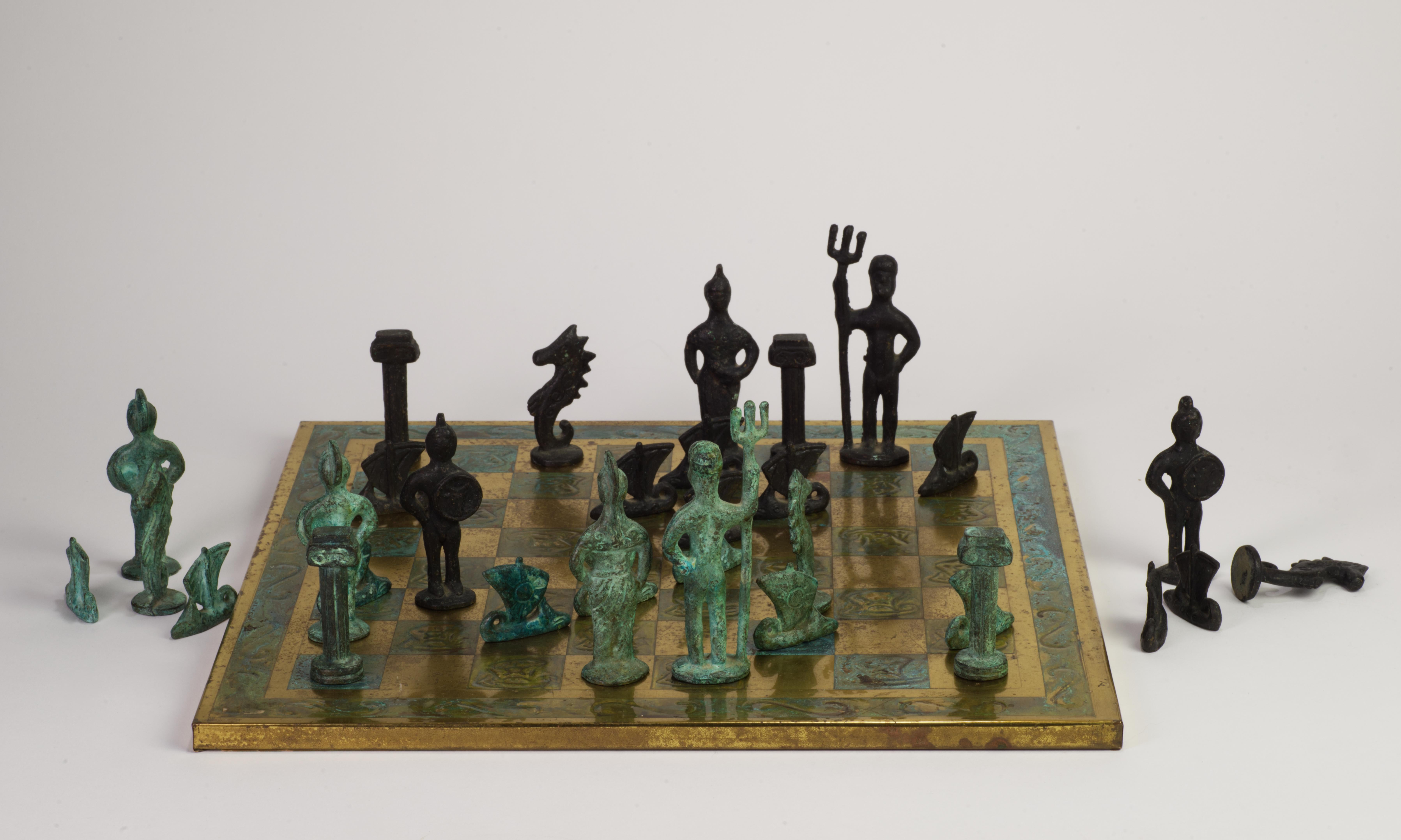 Italienisches Schachspiel aus den 1960er Jahren aus patinierter Bronze. im Angebot 9