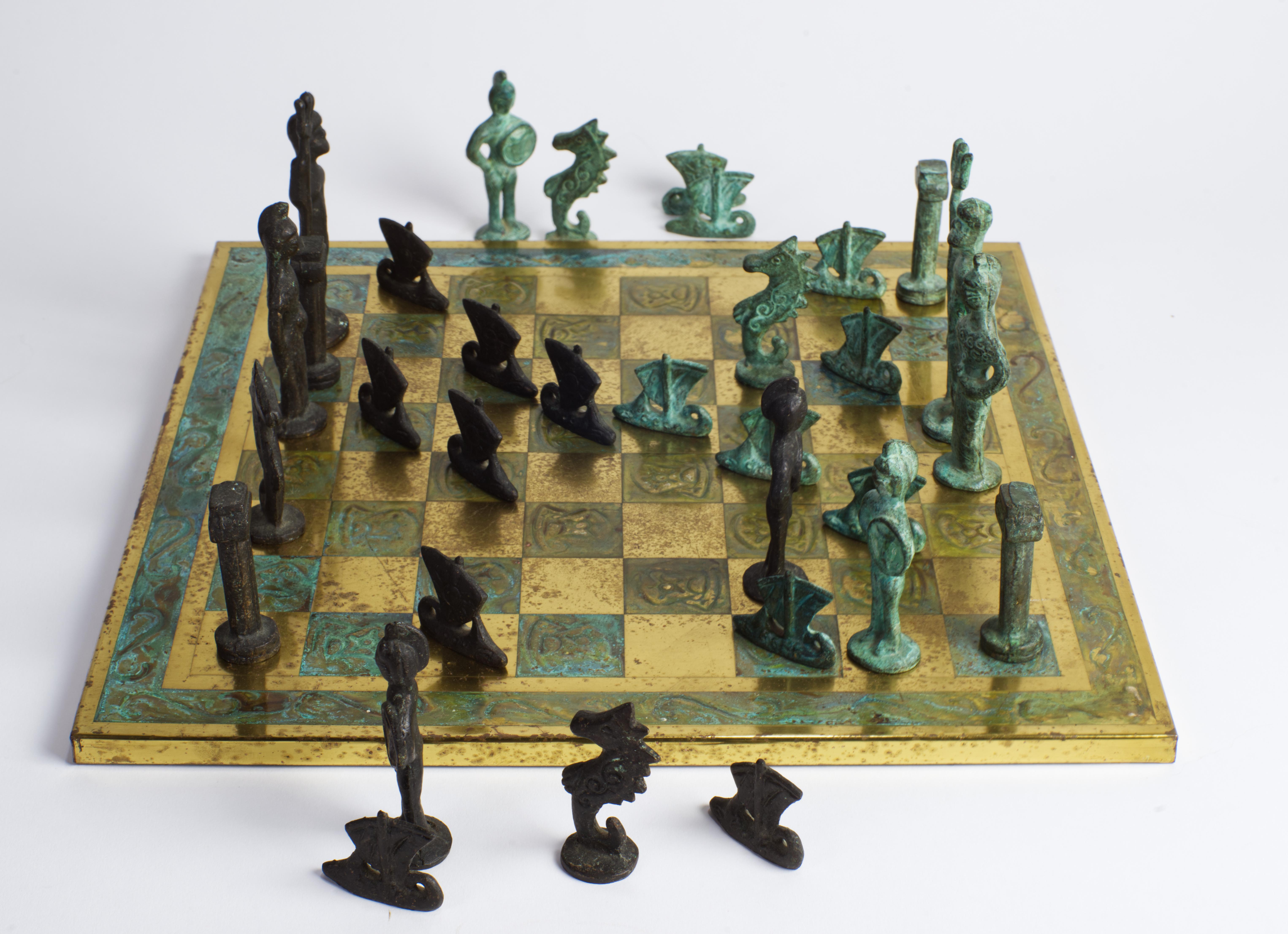 Italienisches Schachspiel aus den 1960er Jahren aus patinierter Bronze. im Angebot 10