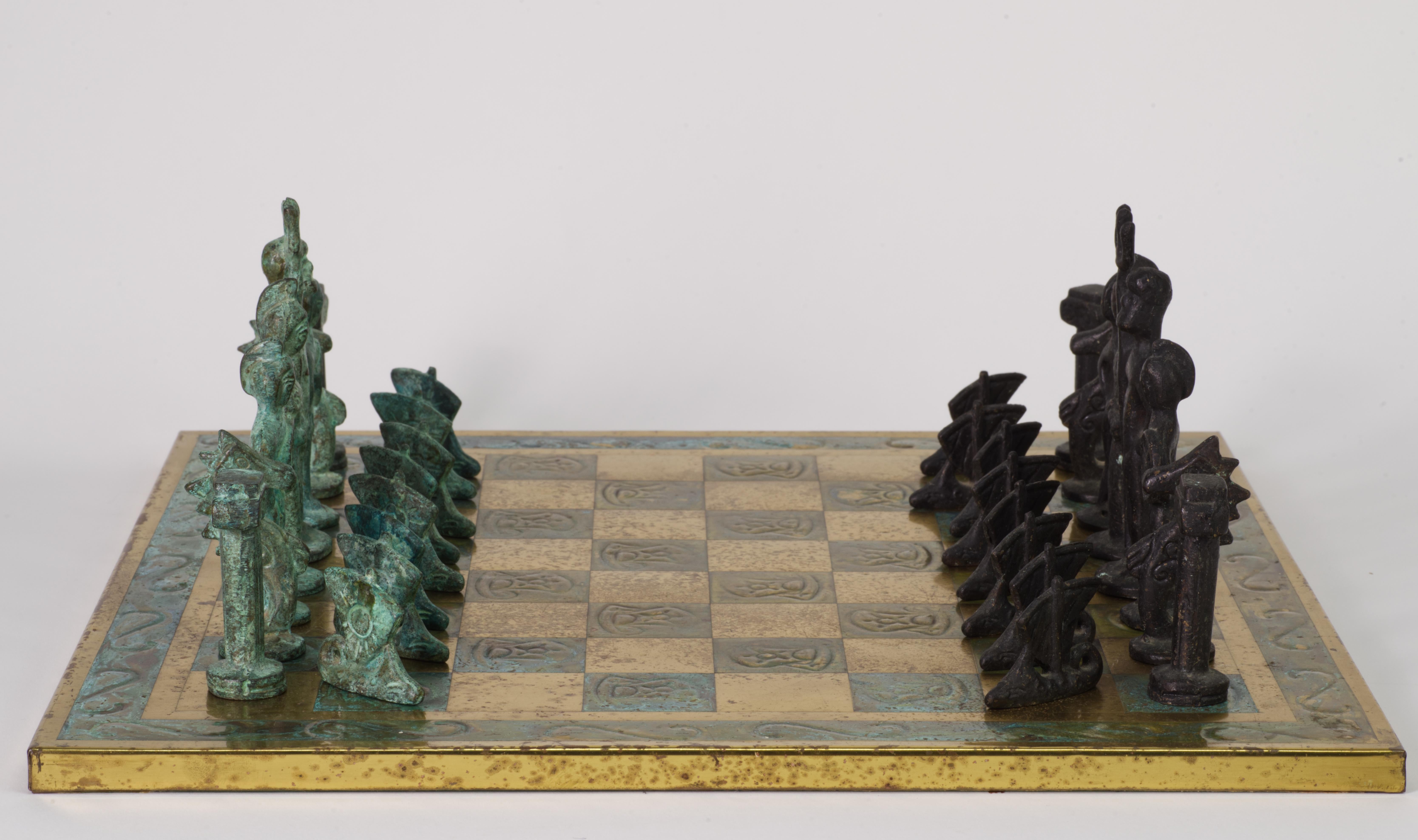  Das auffällige italienische Bronzeschachspiel wurde nach etruskischen Bronzeskulpturen modelliert, die um das 5. Jahrhundert v. Chr. im umbrisch-sabellinischen Gebiet hergestellt wurden. Die Figuren sind vollständig gepanzert und kampfbereit, wobei