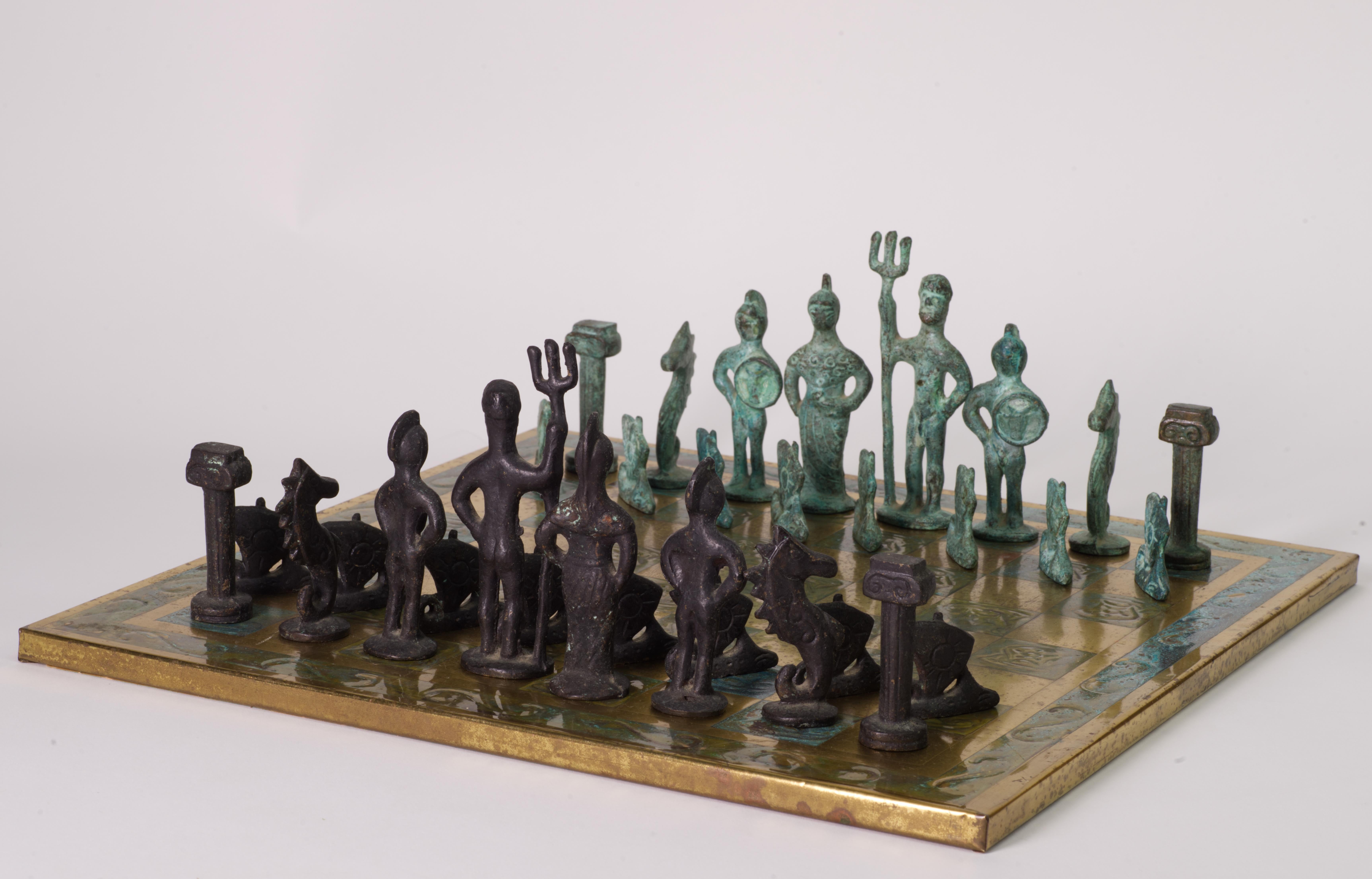 Italienisches Schachspiel aus den 1960er Jahren aus patinierter Bronze. (Handgefertigt) im Angebot