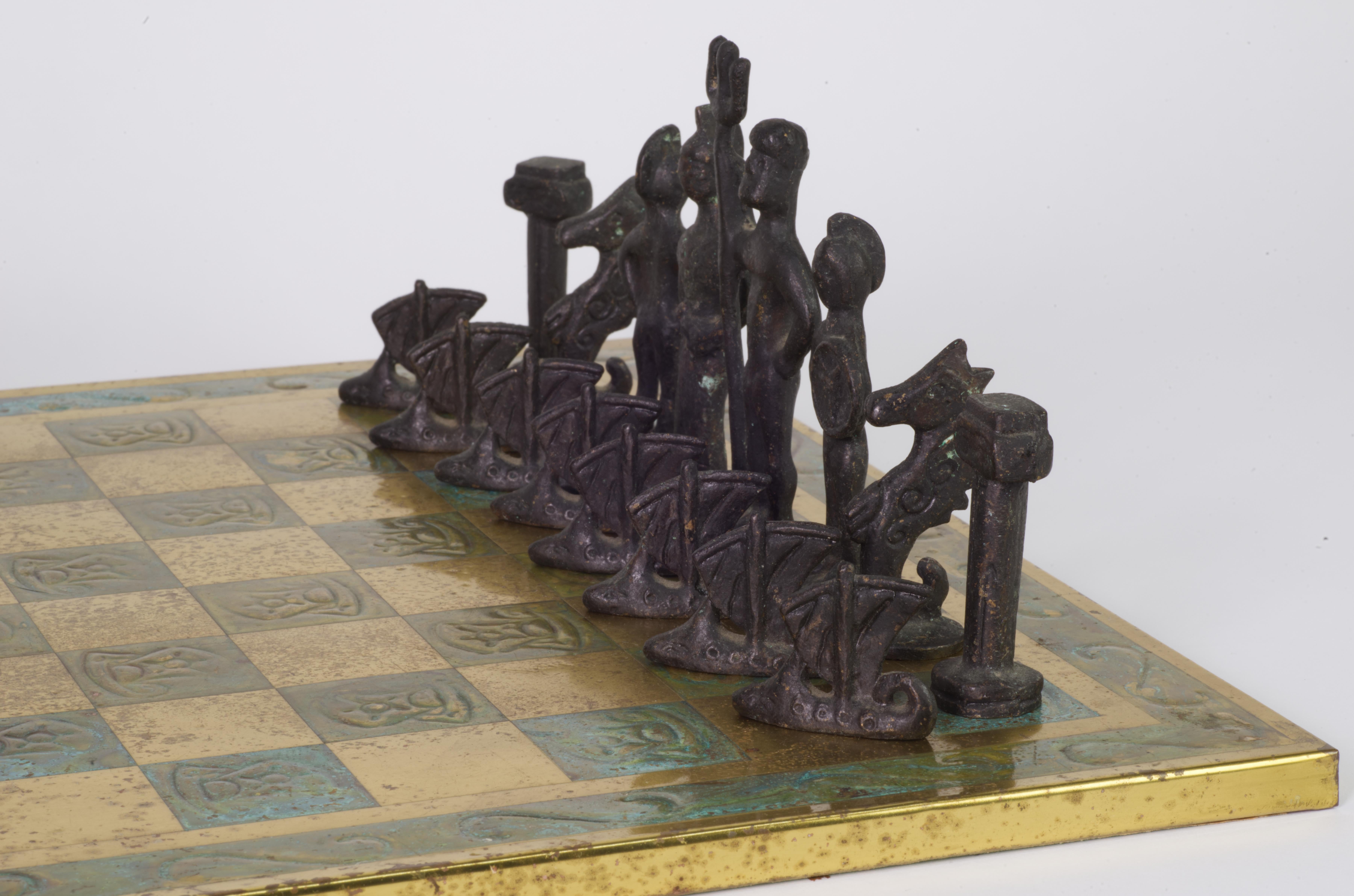 Italienisches Schachspiel aus den 1960er Jahren aus patinierter Bronze. (20. Jahrhundert) im Angebot