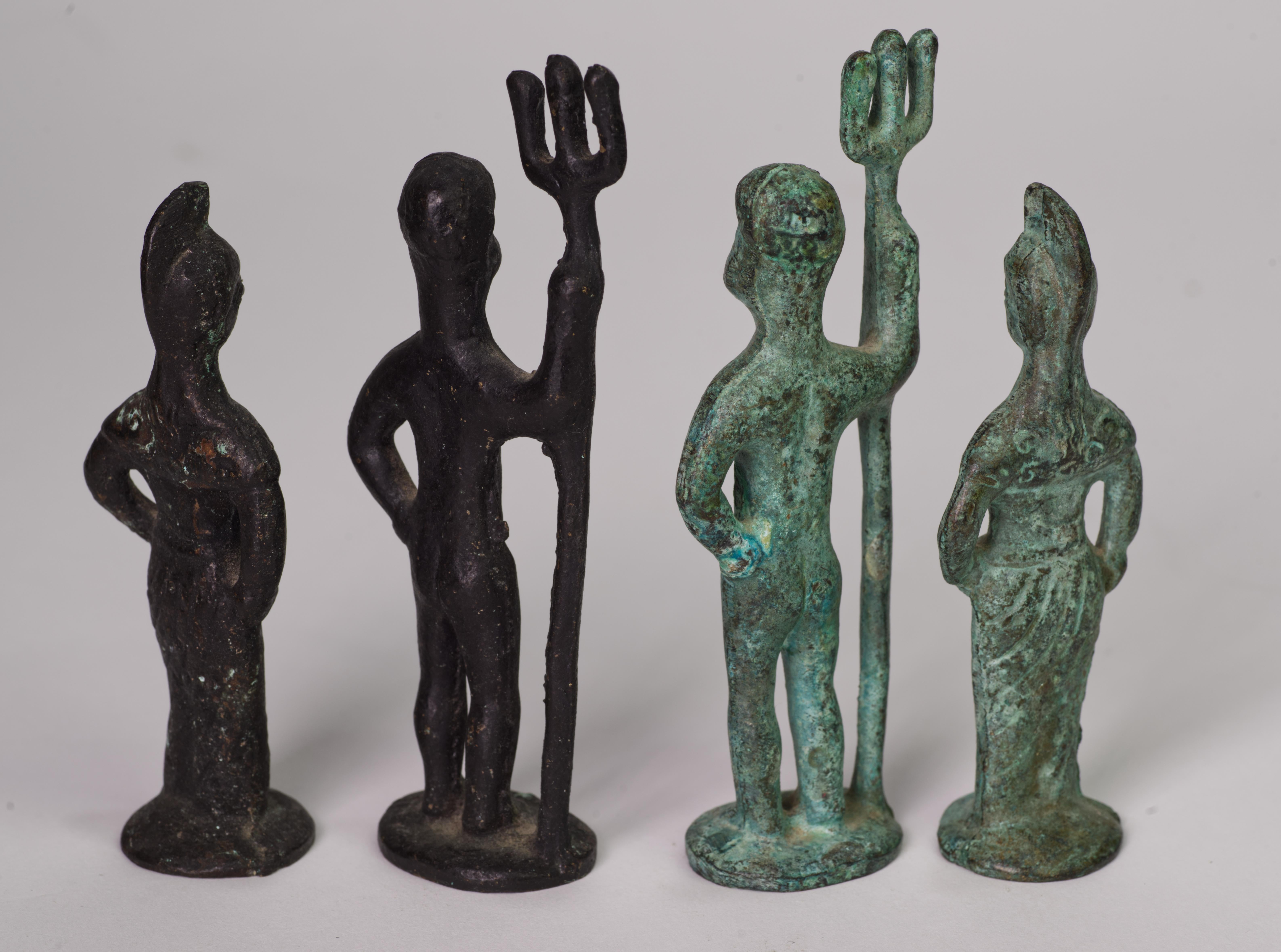 Italienisches Schachspiel aus den 1960er Jahren aus patinierter Bronze. im Angebot 1