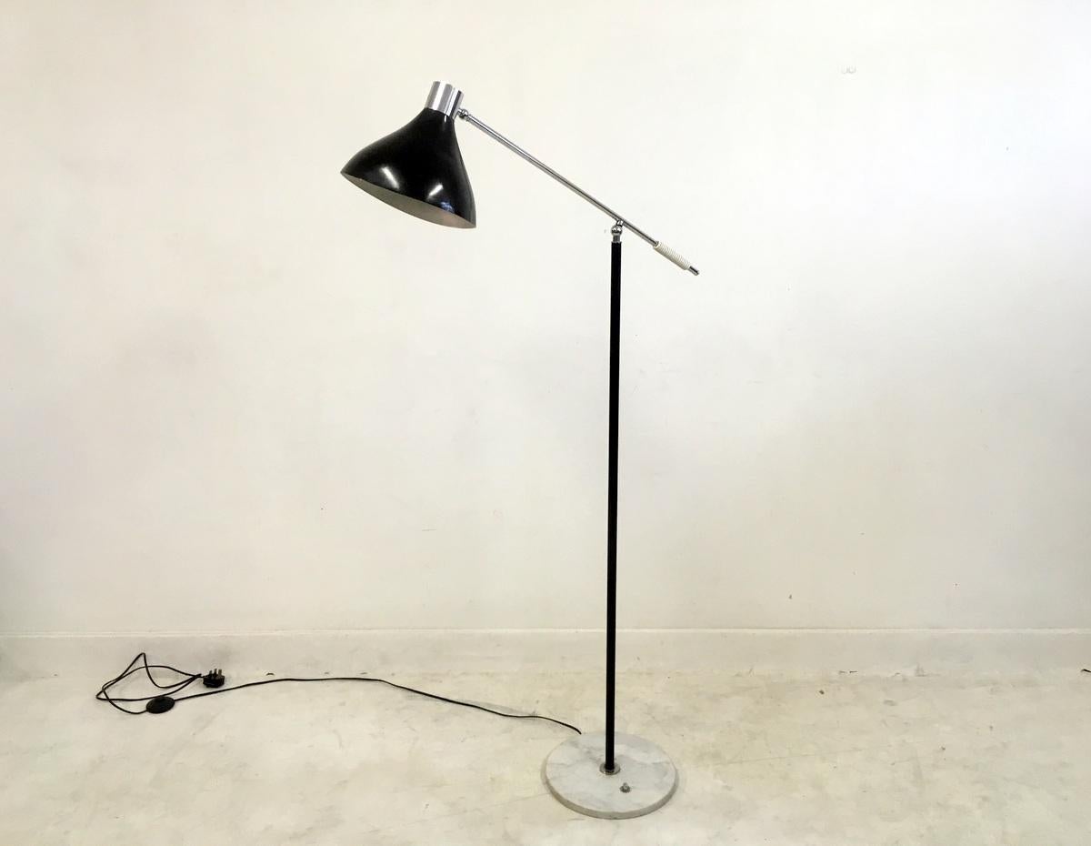 Chrome floor lamp

Brown enamelled metal shade

Adjustable shade

Marble base

Italy, 1960s.