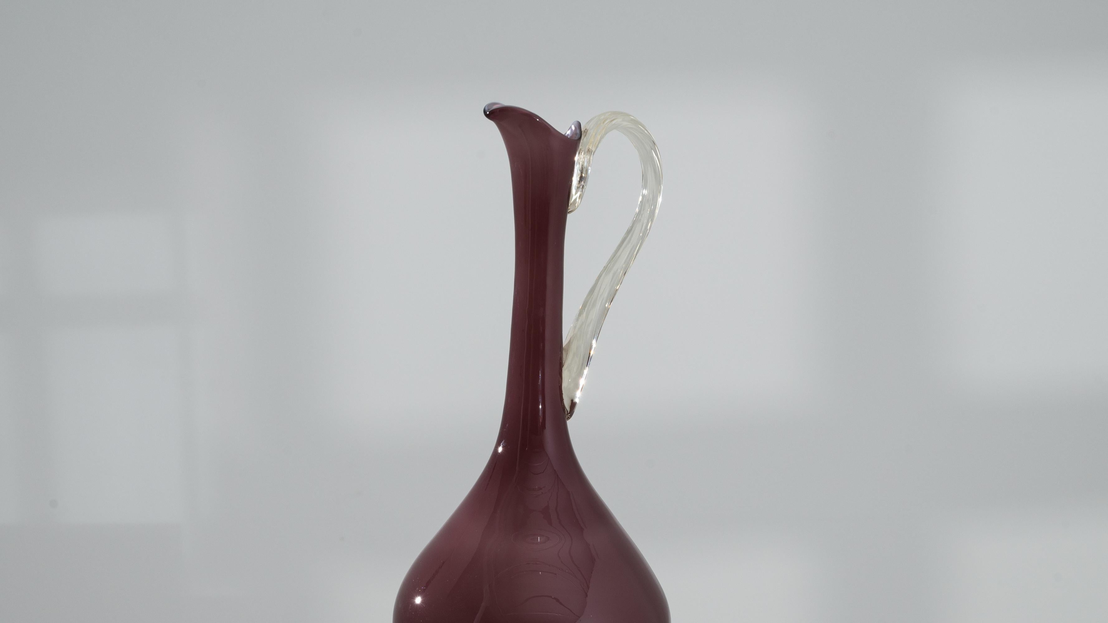 Vetro soffiato Brocca italiana in vetro rosso Clinker del 1960 in vendita