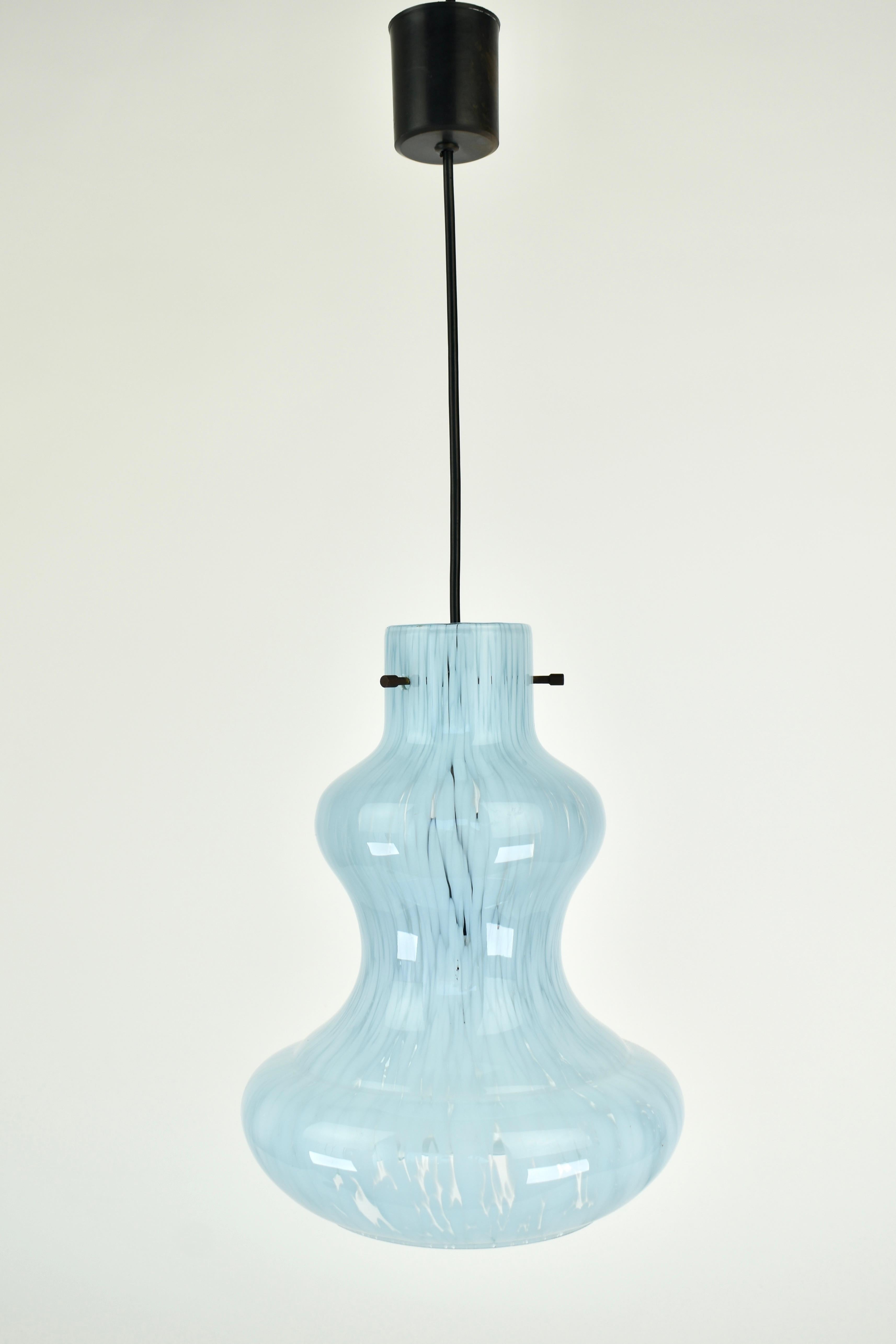 Splendida lampada a sospensione, probabilmente realizzata dall'azienda vetraria di Murano Vistosi negli anni '60, ma la lampada non è contrassegnata. Il vetro è trasparente e con nuvole blu chiaro. Un vero e proprio gioiello di metà secolo! Il