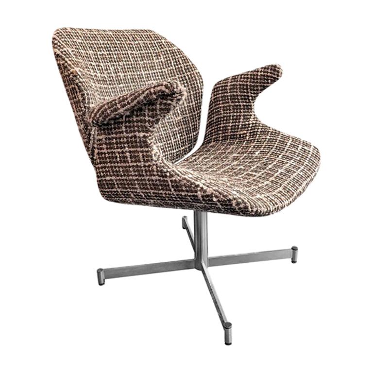 1960s Italian Curved Armchair in Brown and White Bouclé on Chrome Base For Sale