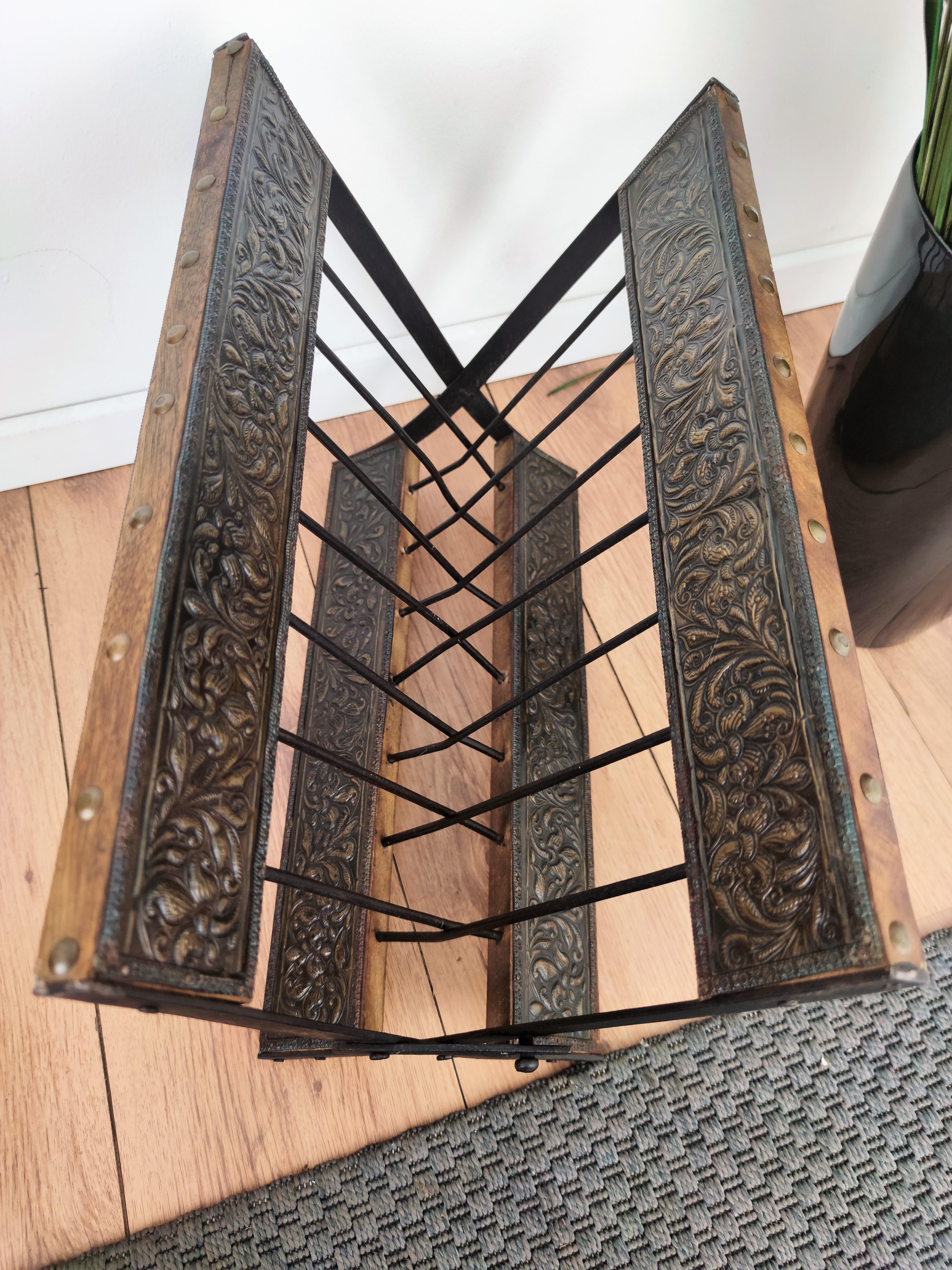 1960s Italian Decorated Brass & Wood Folio Stand Magazine Rack In Good Condition In Carimate, Como