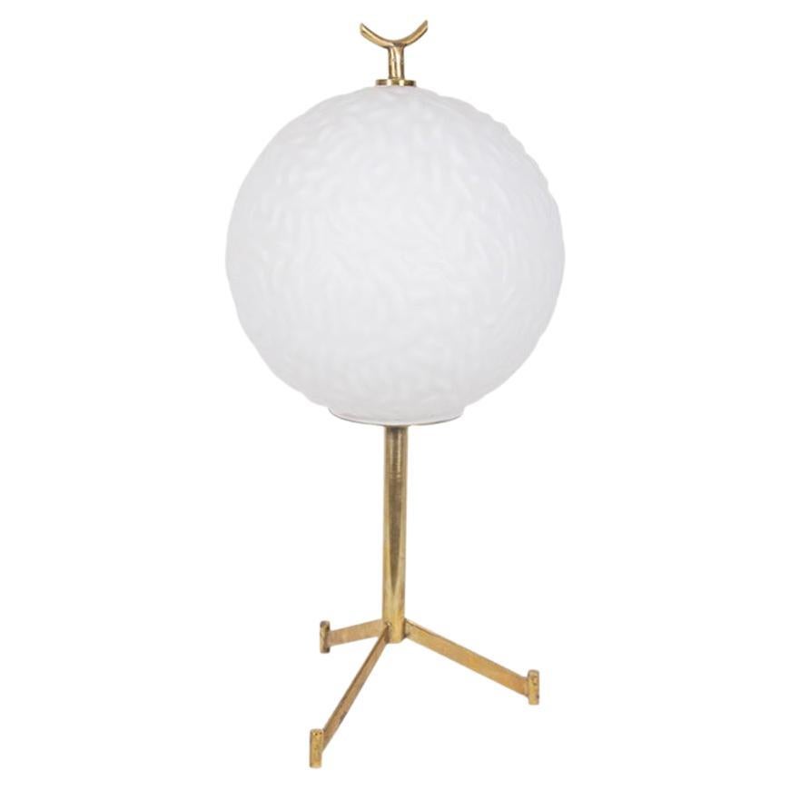 Lampe de bureau italienne des années 60 à globe en verre blanc et abat-jour en laiton attribuée à Stilnovo