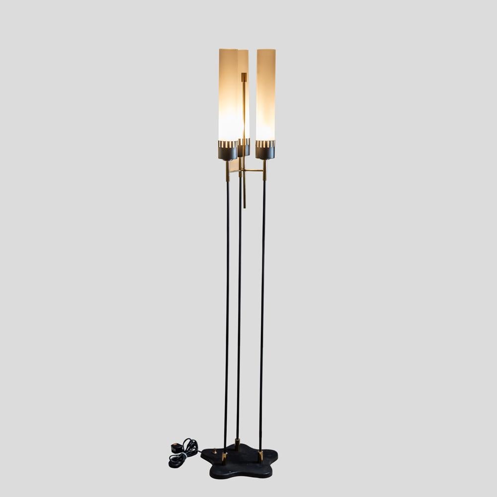 1960s Italian designed red white shade black enamelled floor lamp by Stilnovo In Good Condition For Sale In London, GB