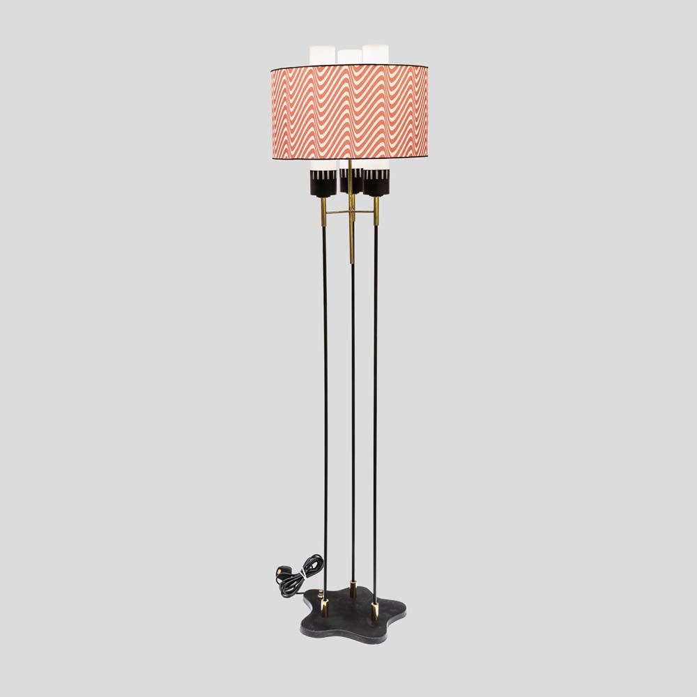 Metal 1960s Italian designed red white shade black enamelled floor lamp by Stilnovo For Sale