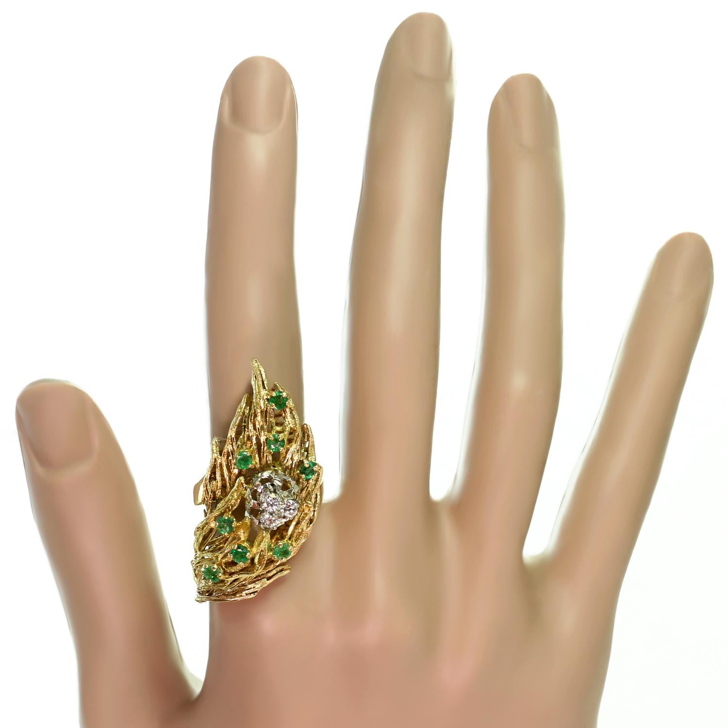 1960s, Italian Diamond Emerald Yellow Gold Ring In Excellent Condition For Sale In New York, NY