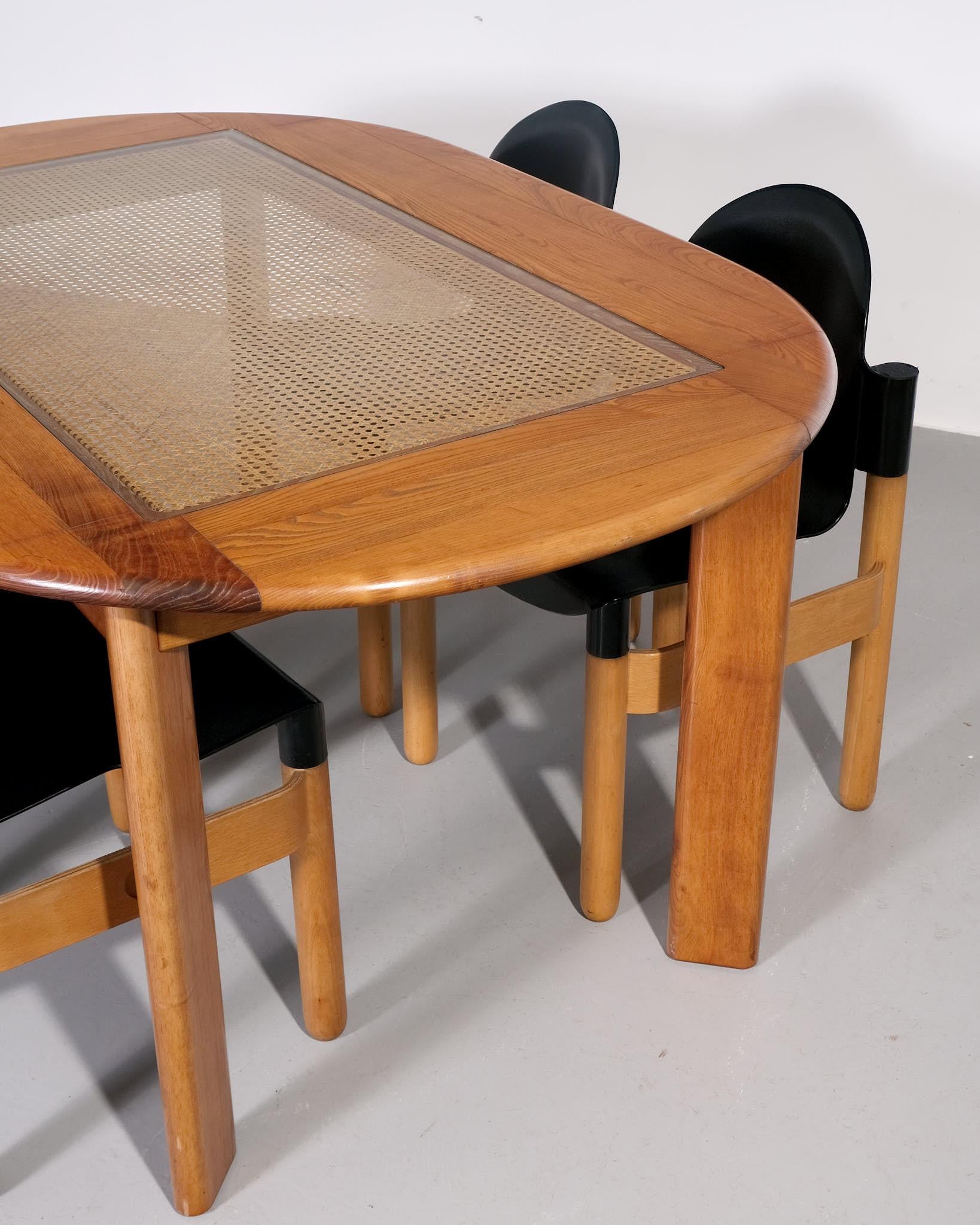 Mid-Century Modern Table de salle à manger italienne des années 1960 avec panneau en rotin tressé en vente