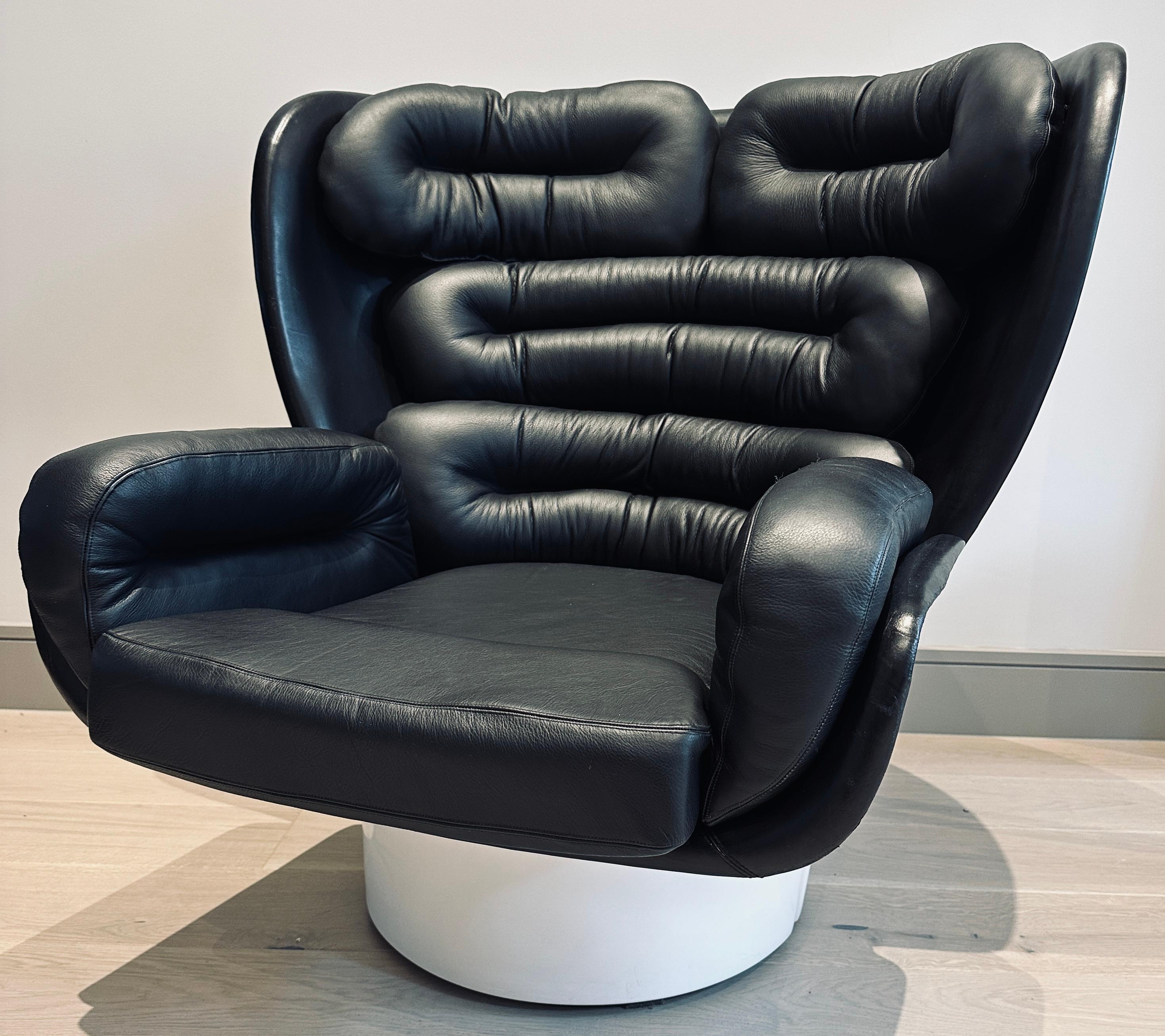 An Iconic 1960s Italian 'Elda' swivel lounge chair designed by Joe Colombo in 1963 (1930-1971 ) and manufactured by Comfort Italy. This is one of the most well-known, space-age and futuristic designs from this innovative and forward-thinking Italian