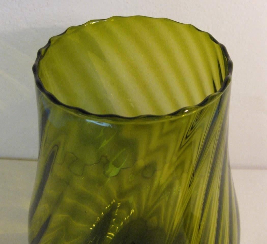 1960s Italian Empoli Glass Olive Green Optic Apothecary Jar In Excellent Condition For Sale In Sacramento, CA