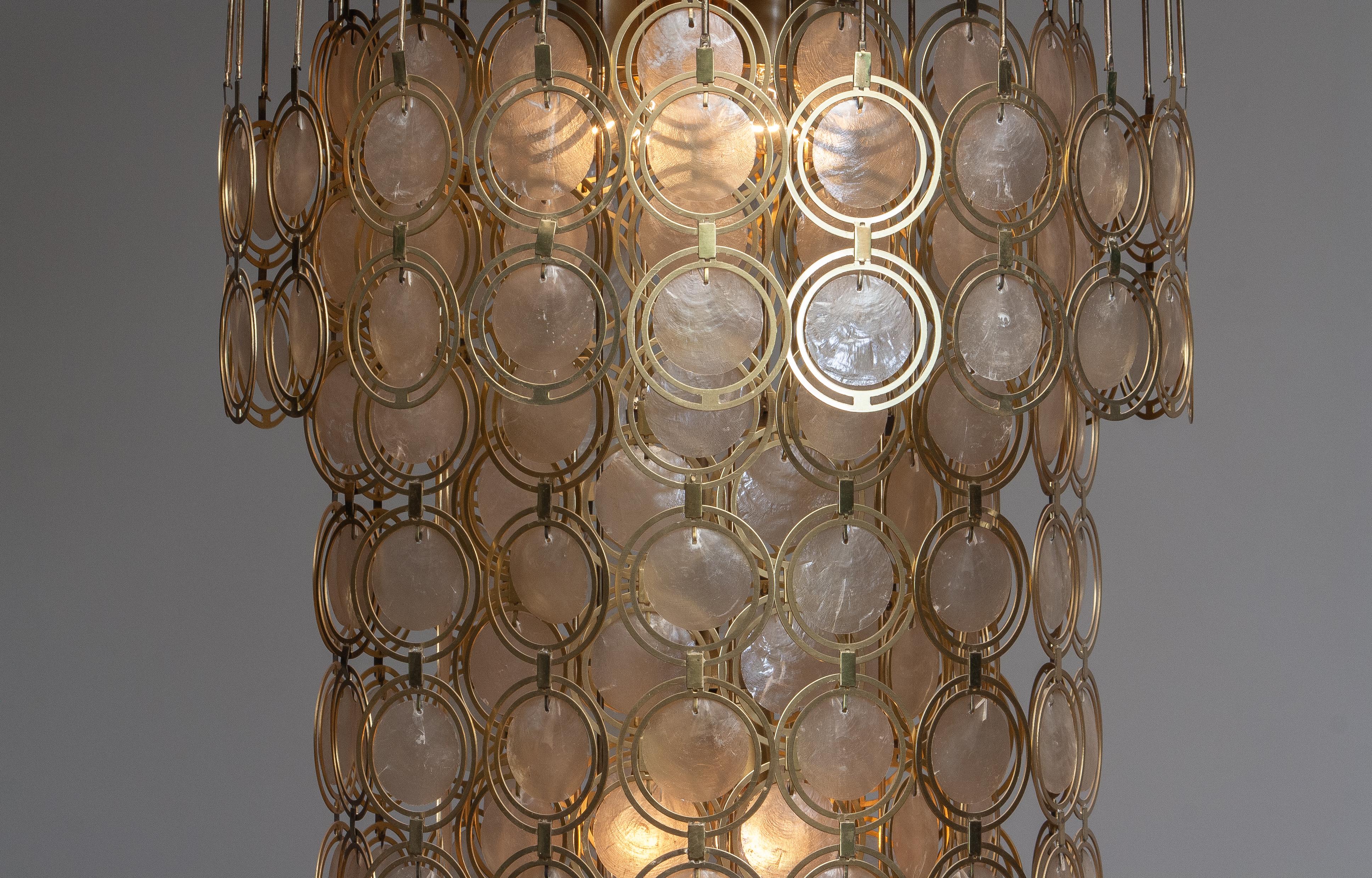 1960s, Italian Extra Large Brass and Shell Chandelier 'Mother of Pearl' In Good Condition In Silvolde, Gelderland