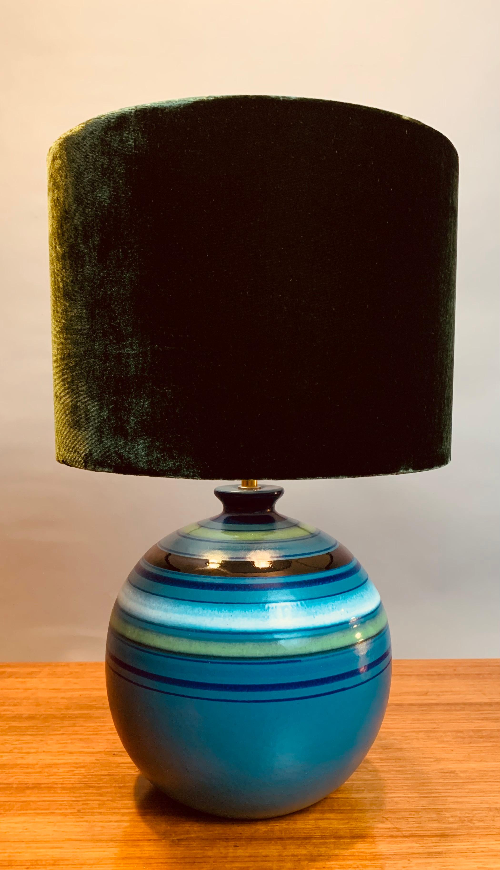 A rare 1969 Italian ceramic pottery table lamp designed by Aldo Londi for Bitossi for Rosenthal. In excellent original condition. A wonderful glazed and unglazed blue striped vase of blues, greens, whites and blacks. Bitossi also made vase versions