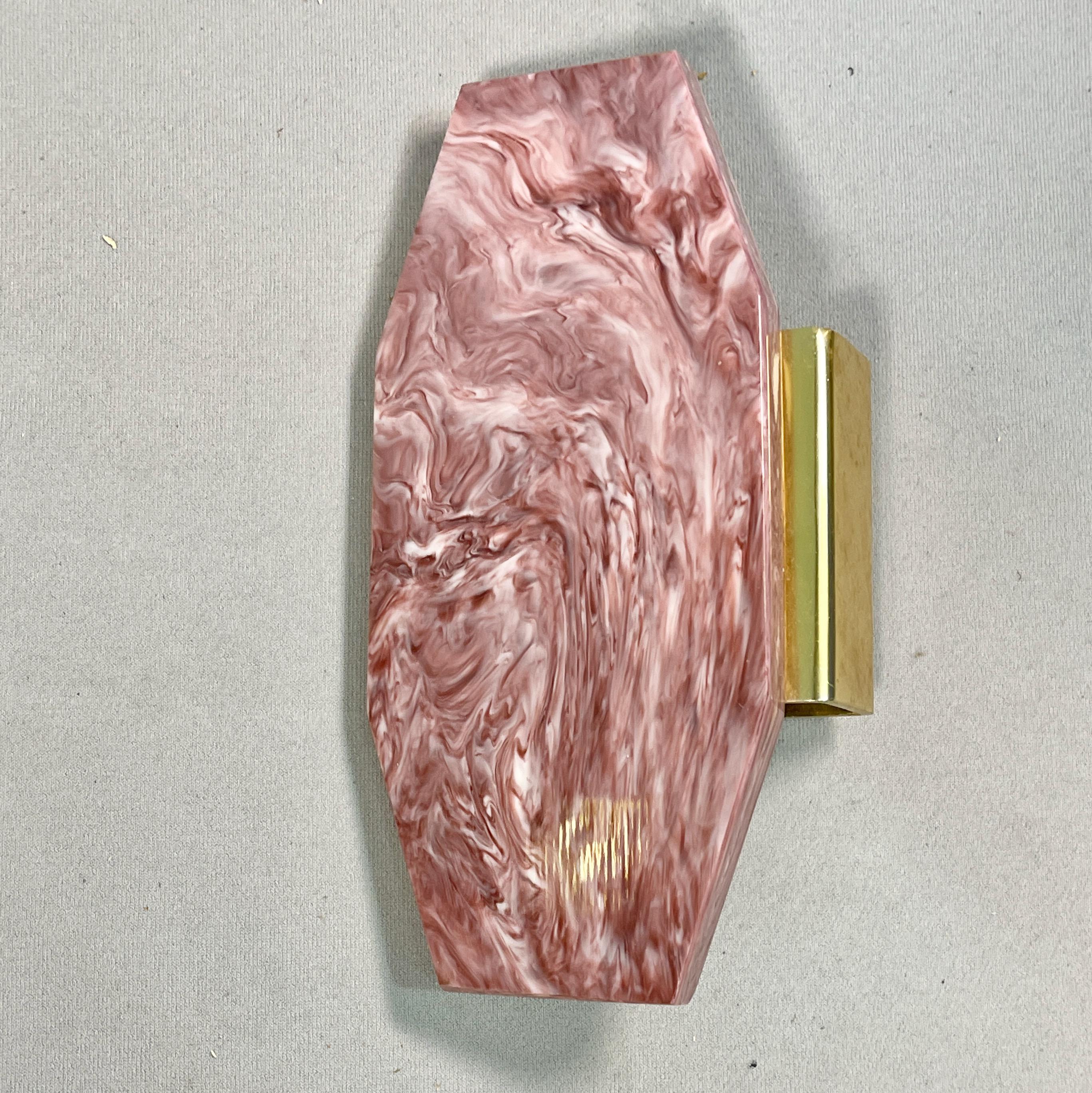 Tirette de porte vintage italienne en faux marbre en forme de losange avec monture en aluminium moulé. La pastille semble être fabriquée en mélamine ou quelque chose de similaire.