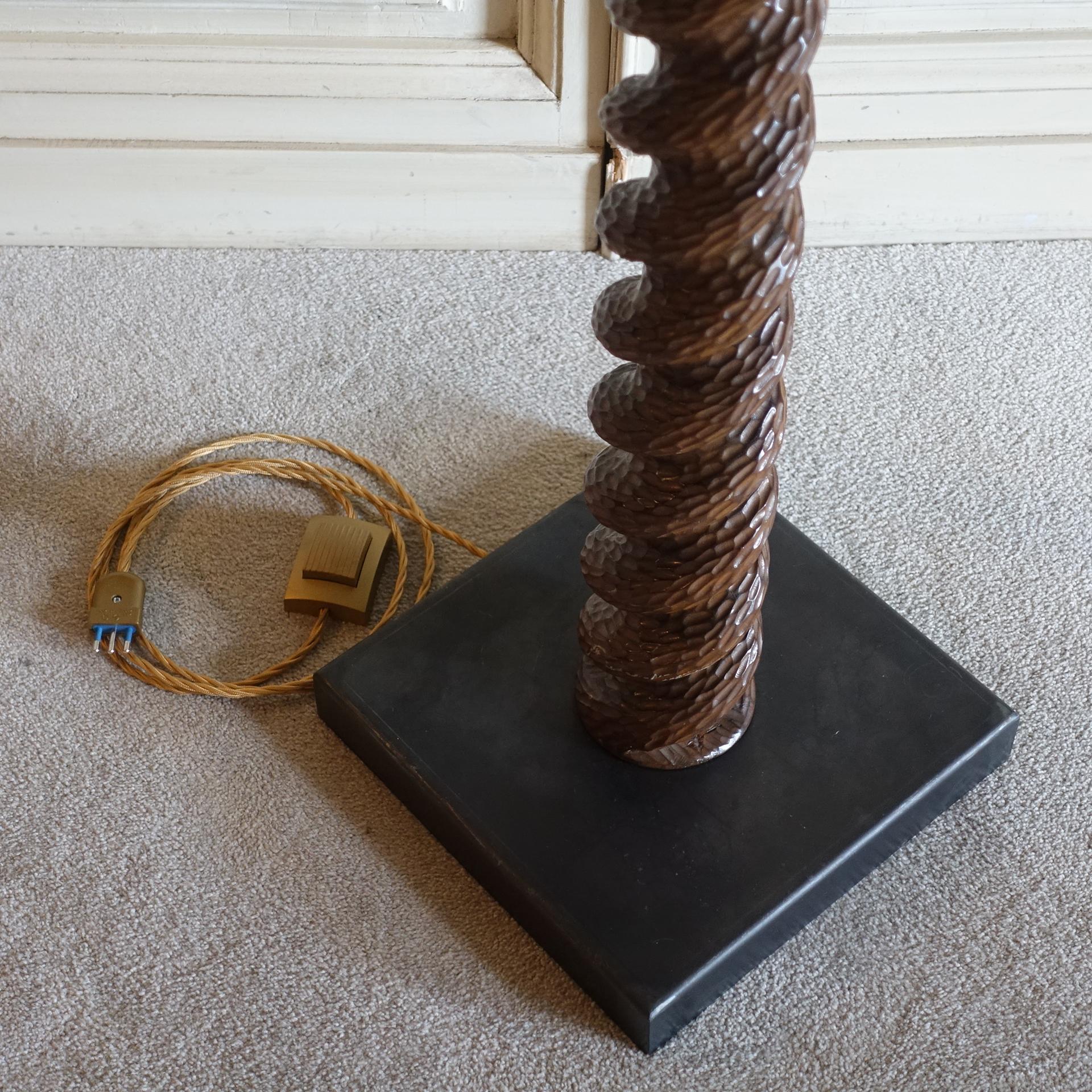 1960's Italian Floor Lamp in Carved Spiral Wood and Steel Base In Excellent Condition In Firenze, IT
