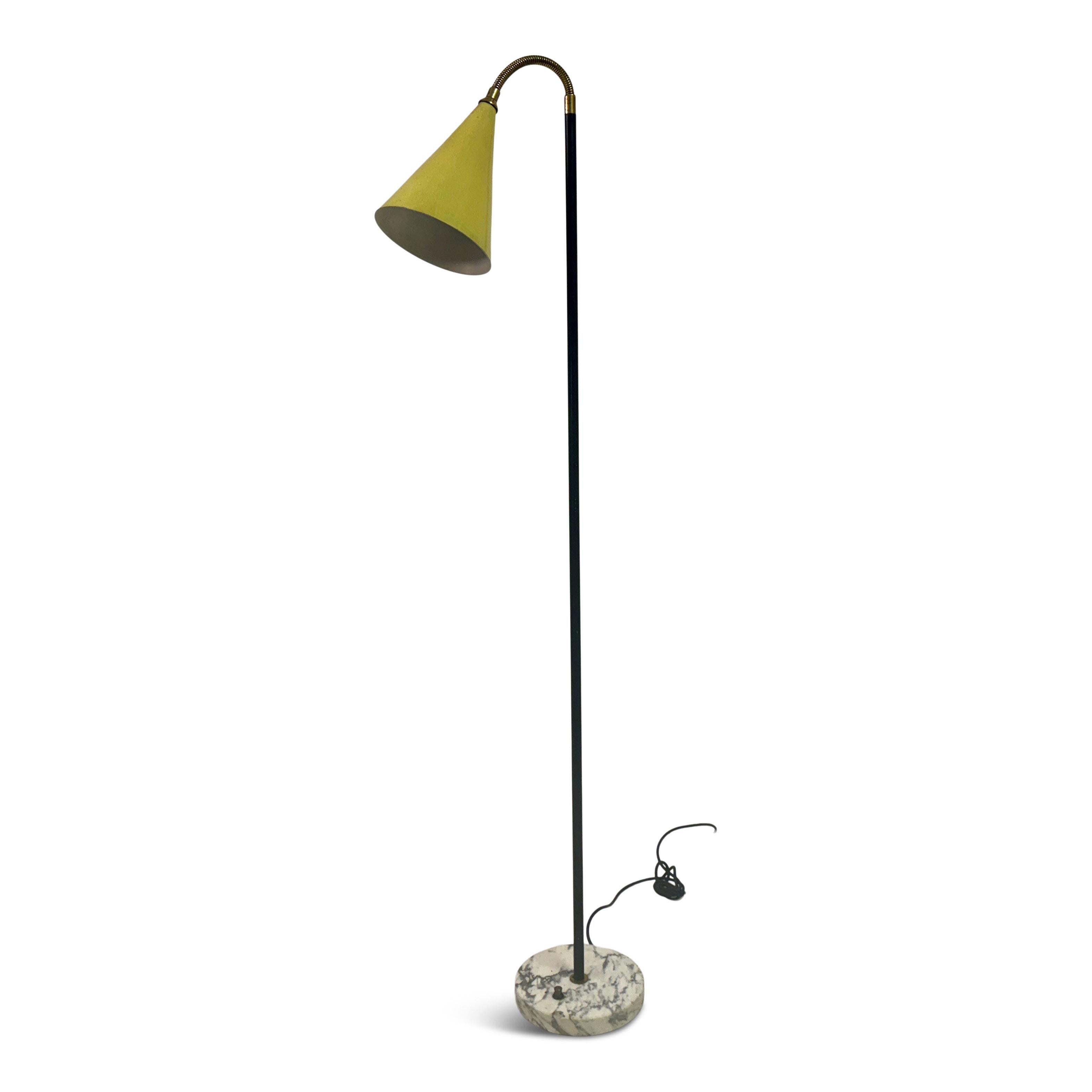 Floor lamp

Brass adjustable neck

Yellow enamel shade

Black painted stem

Abescato marble base

Brass button

Rewired

Italy 1960s