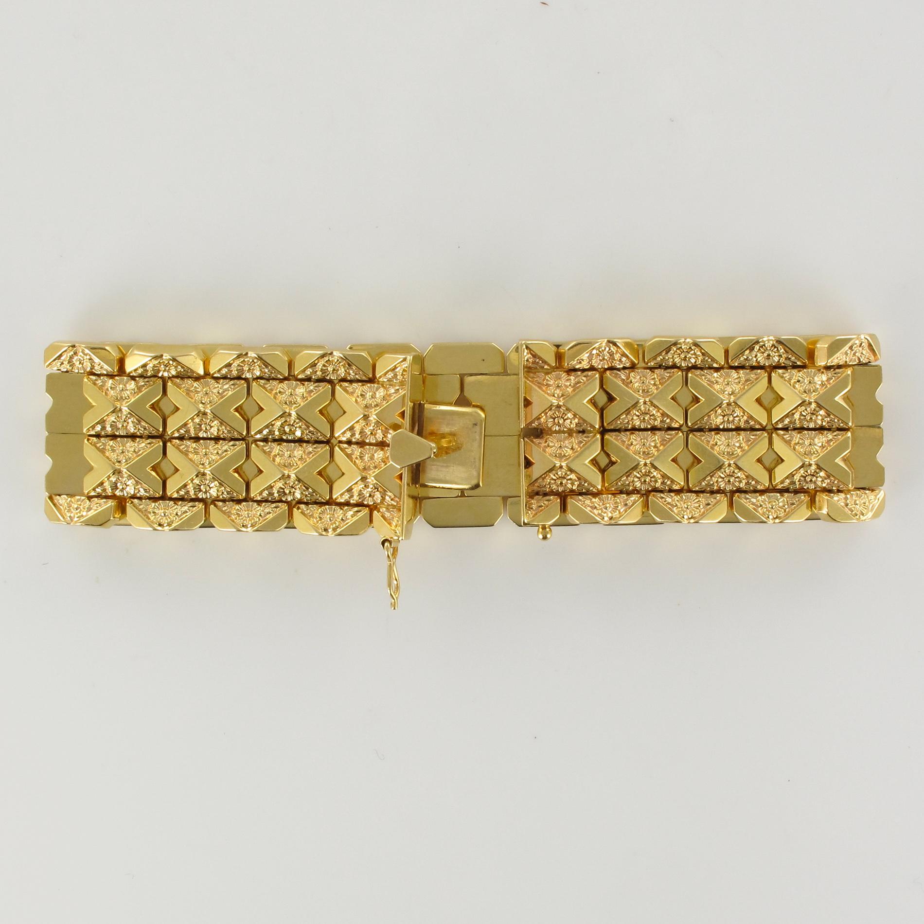 1960s Italian Flowers Motifs Engraved 18 Karat Yellow Gold Bracelet 5