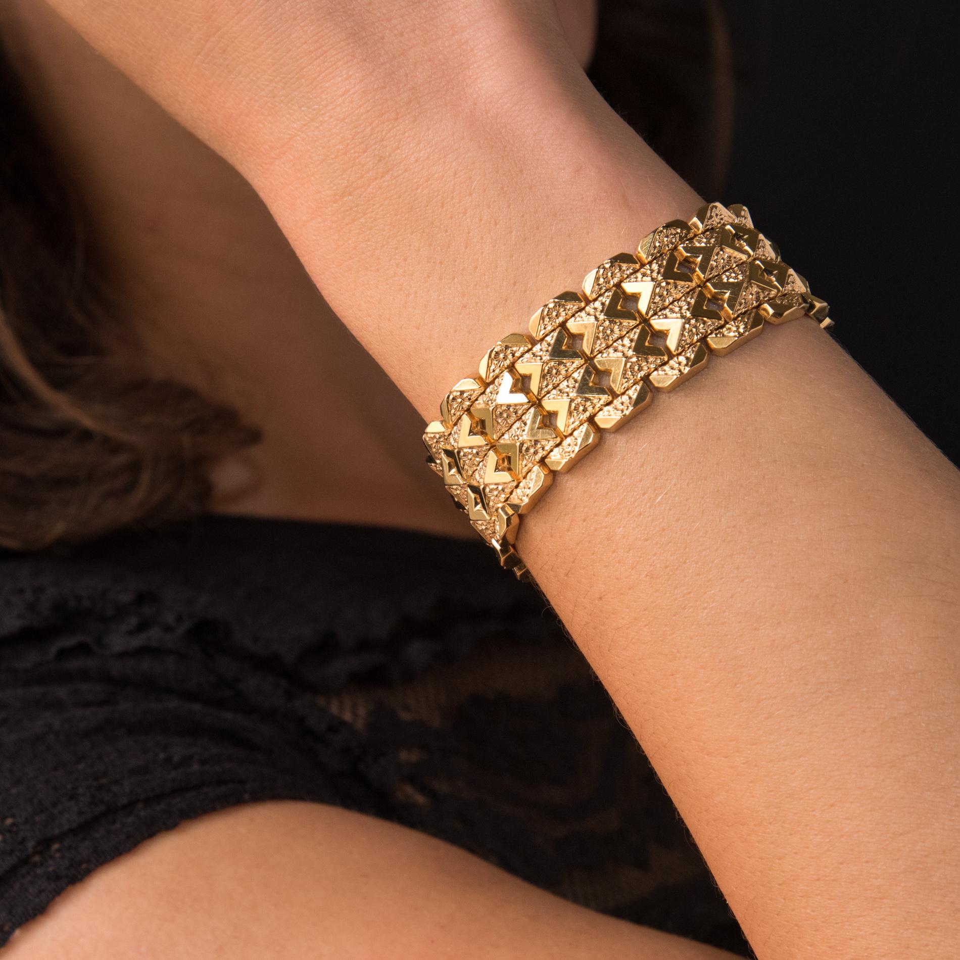 Bracelet in 18 Karats yellow gold.
Splendid vintage bracelet, it is formed of links articulated between them, and engraved with floral motifs and V in smooth gold. The clasp is hinged with 8 security.
Length: 17 cm, width: 2 cm, thickness: 3.5