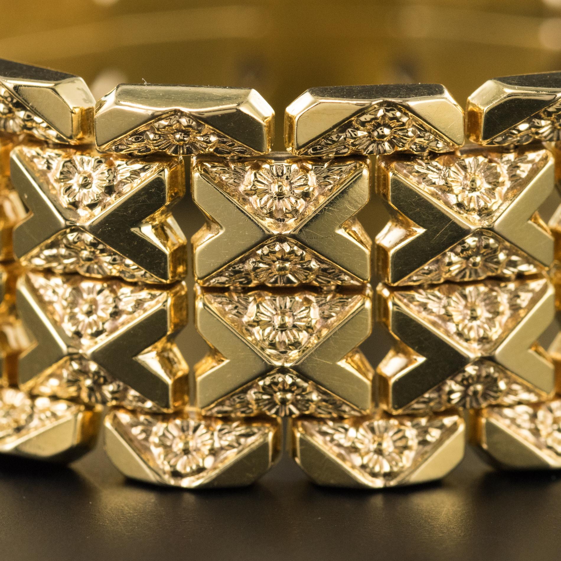 Retro 1960s Italian Flowers Motifs Engraved 18 Karat Yellow Gold Bracelet