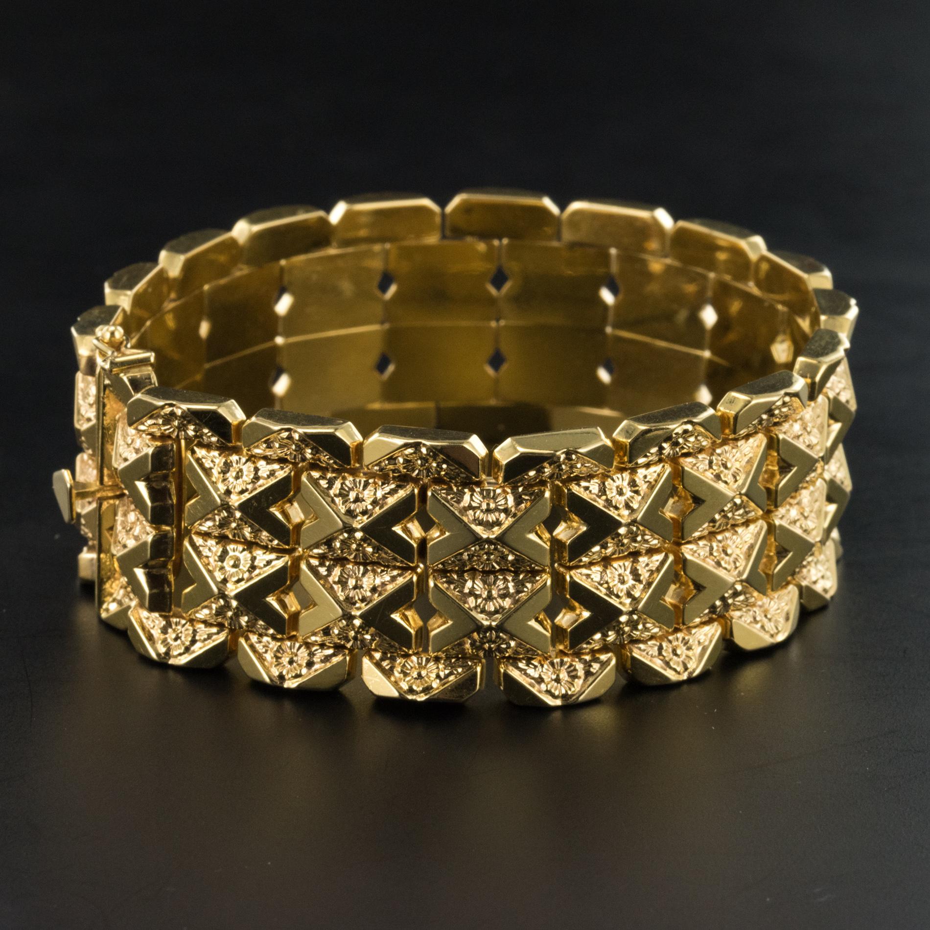 1960s Italian Flowers Motifs Engraved 18 Karat Yellow Gold Bracelet In Excellent Condition In Poitiers, FR