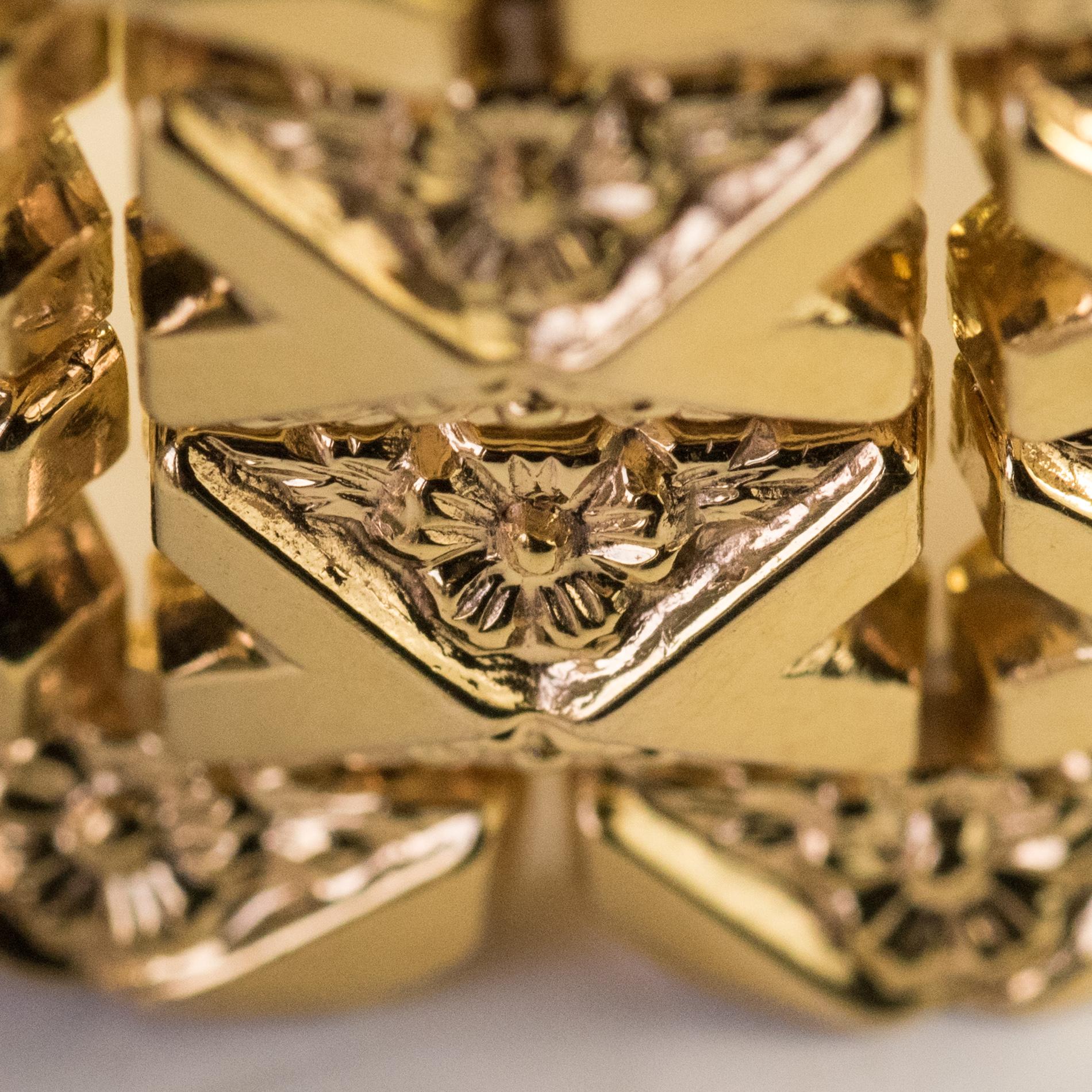 Women's 1960s Italian Flowers Motifs Engraved 18 Karat Yellow Gold Bracelet