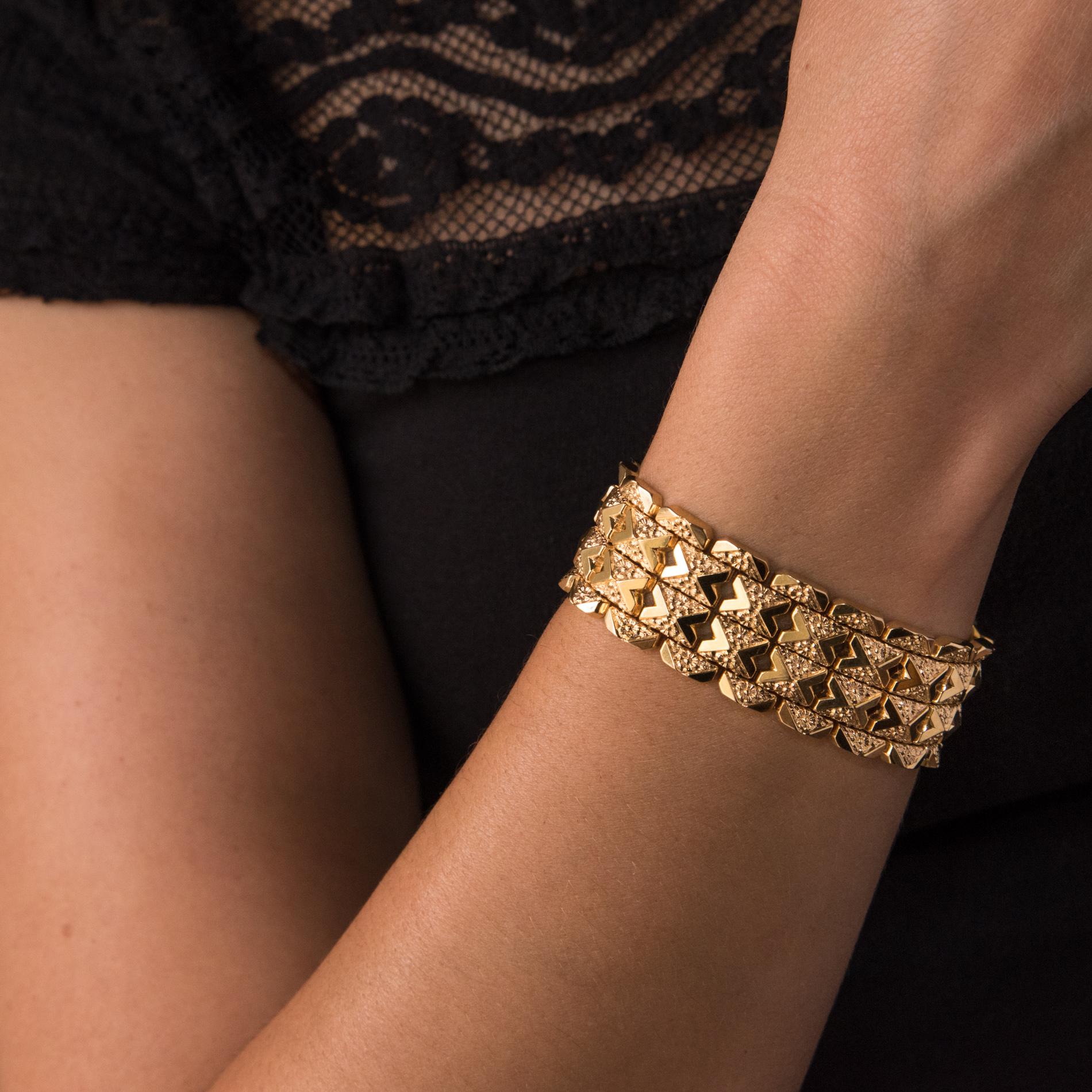 1960s Italian Flowers Motifs Engraved 18 Karat Yellow Gold Bracelet 1