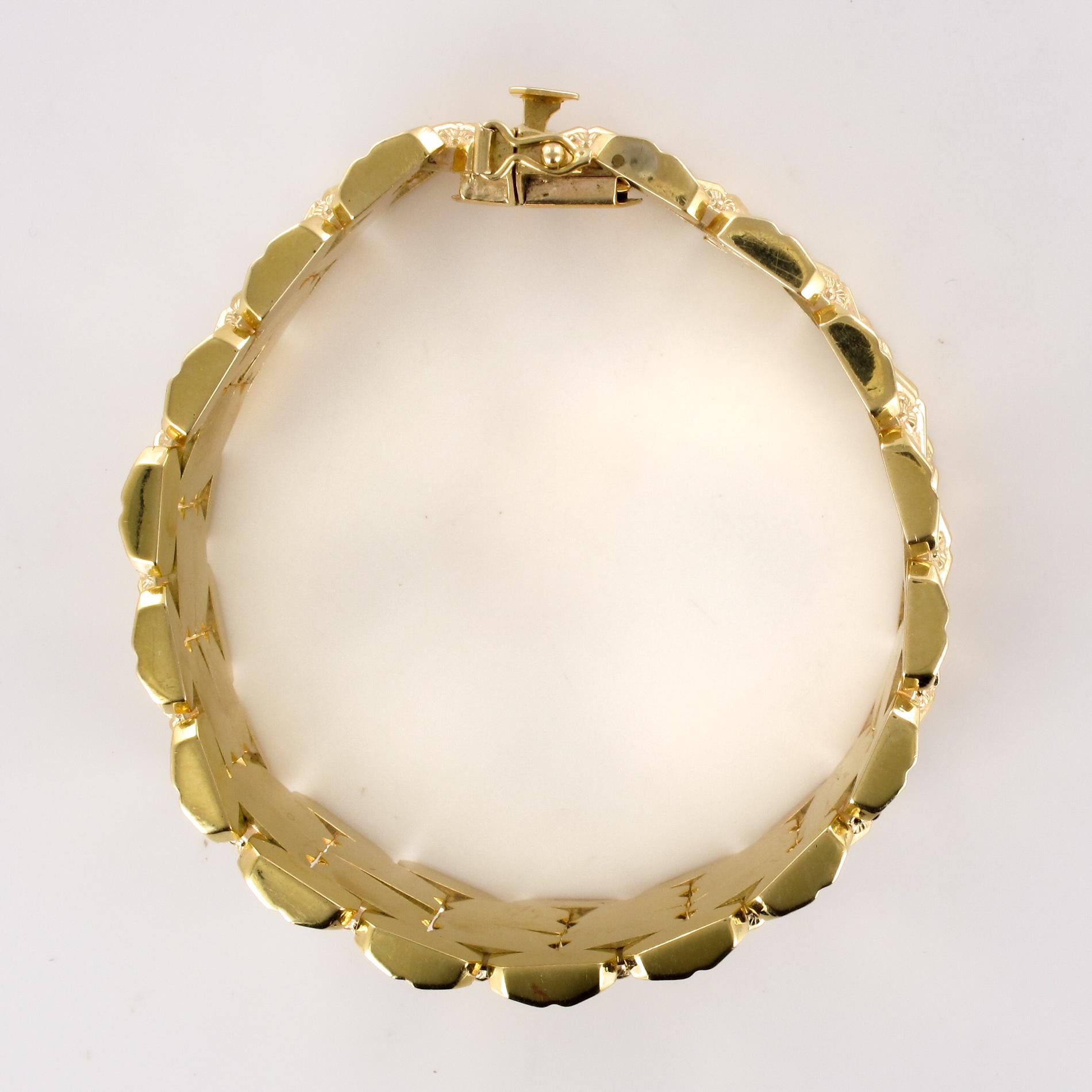 1960s Italian Flowers Motifs Engraved 18 Karat Yellow Gold Bracelet 2