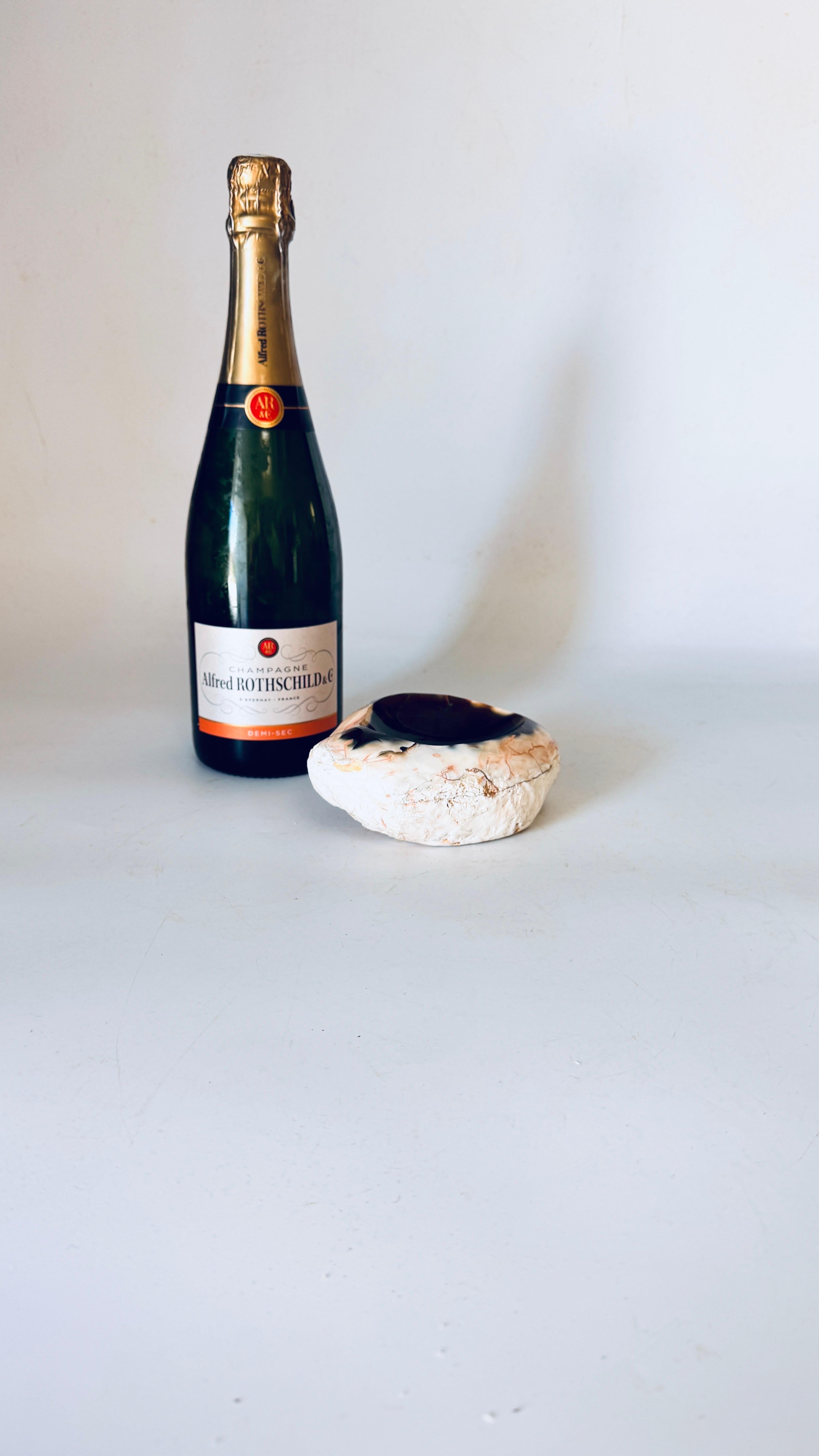 1960er Jahre Italienischer Onyx-Aschenbecher in Freiform, polierter Stein mit dunkelbrauner, weißer und rosa Maserung

Beschreibung:
Dieses exquisite, in den 1960er Jahren in Italien gefertigte Onyx-Freihandgefäß ist ein beeindruckendes Beispiel für