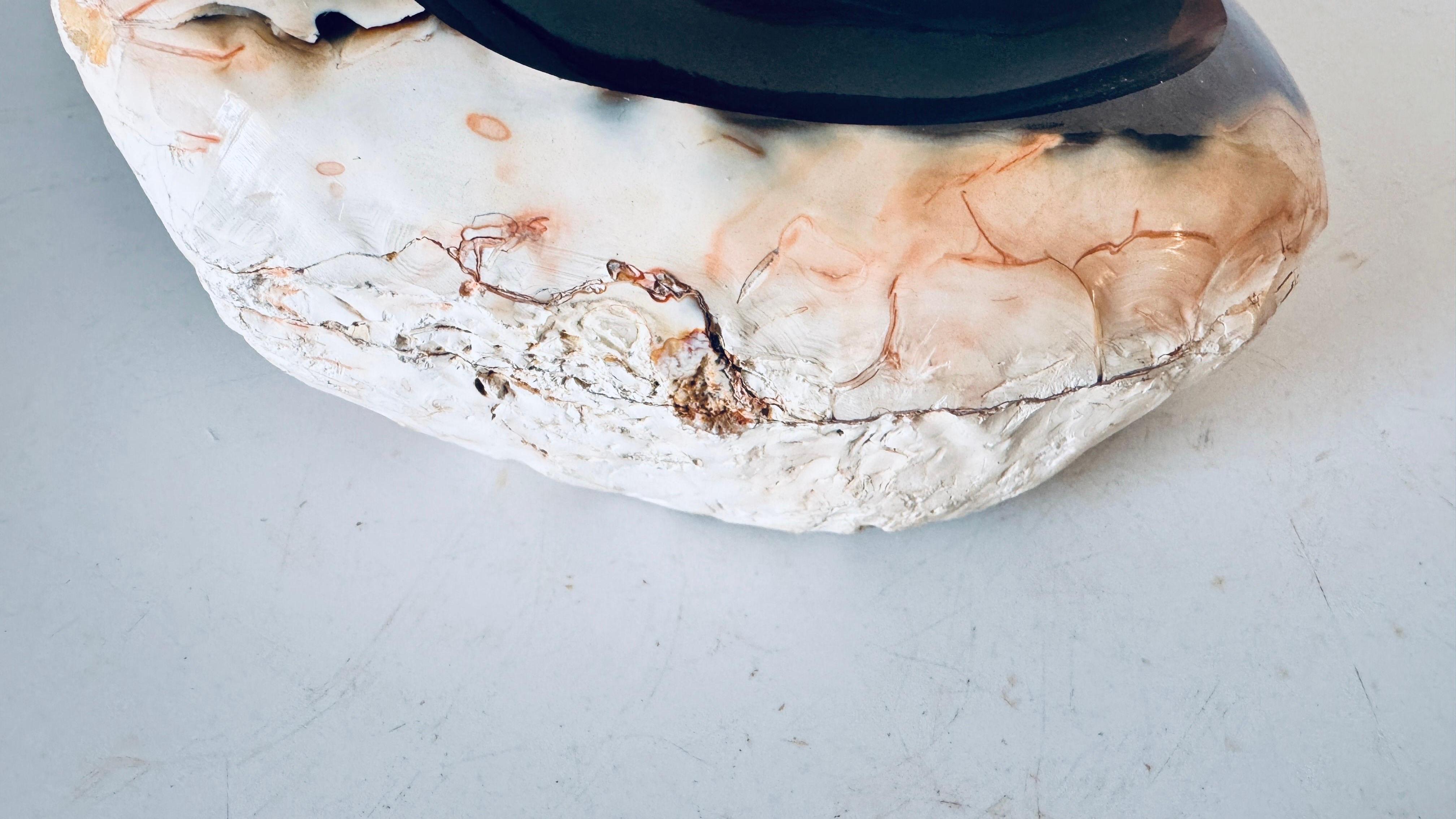 1960er Jahre Italienischer Onyx-Aschenbecher in Freiform, polierter Stein mit dunkelbraunem Weißrosa im Zustand „Gut“ im Angebot in Auribeau sur Siagne, FR