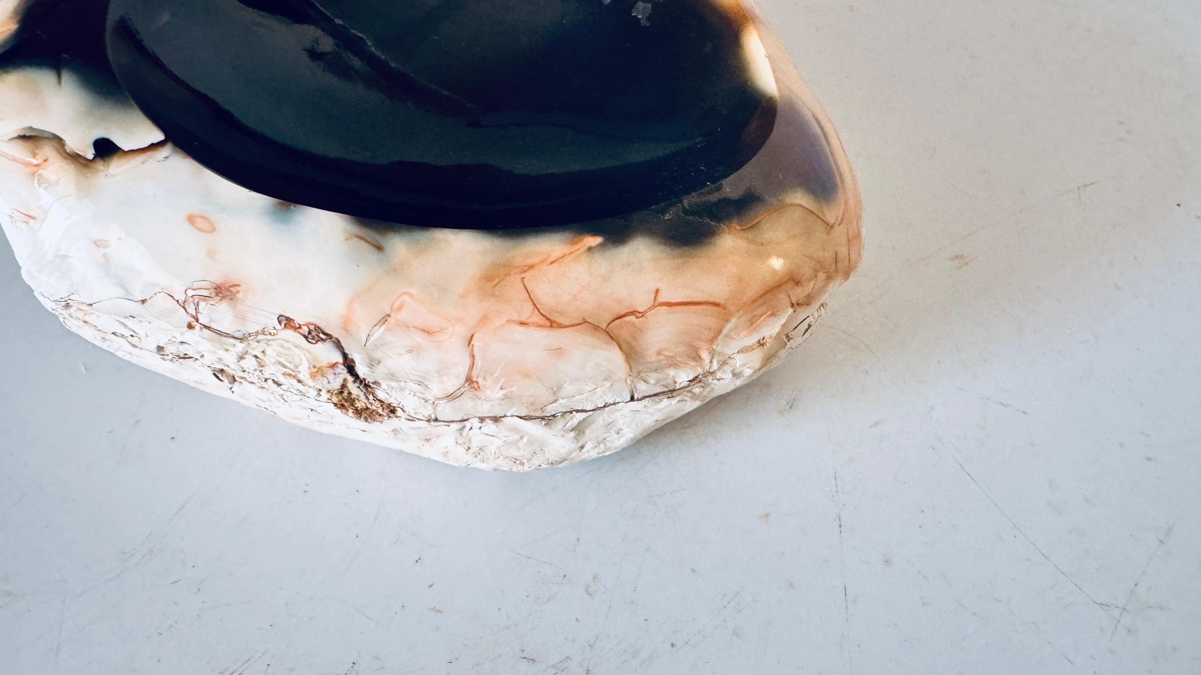 1960er Jahre Italienischer Onyx-Aschenbecher in Freiform, polierter Stein mit dunkelbraunem Weißrosa im Angebot 3