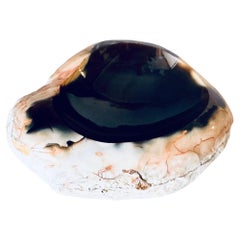Cendrier italien Freeform en onyx des années 1960, pierre polie avec brun foncé et blanc rose